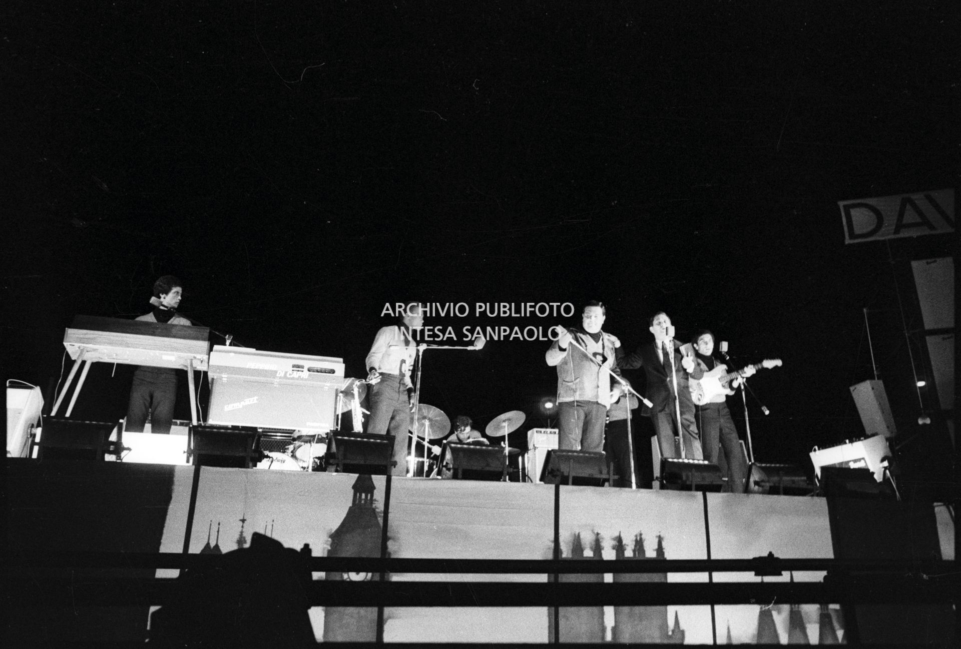 Guidone e i suoi amici sul palco del Vigorelli di Milano tra i supporter che aprirono i concerti dei Beatles