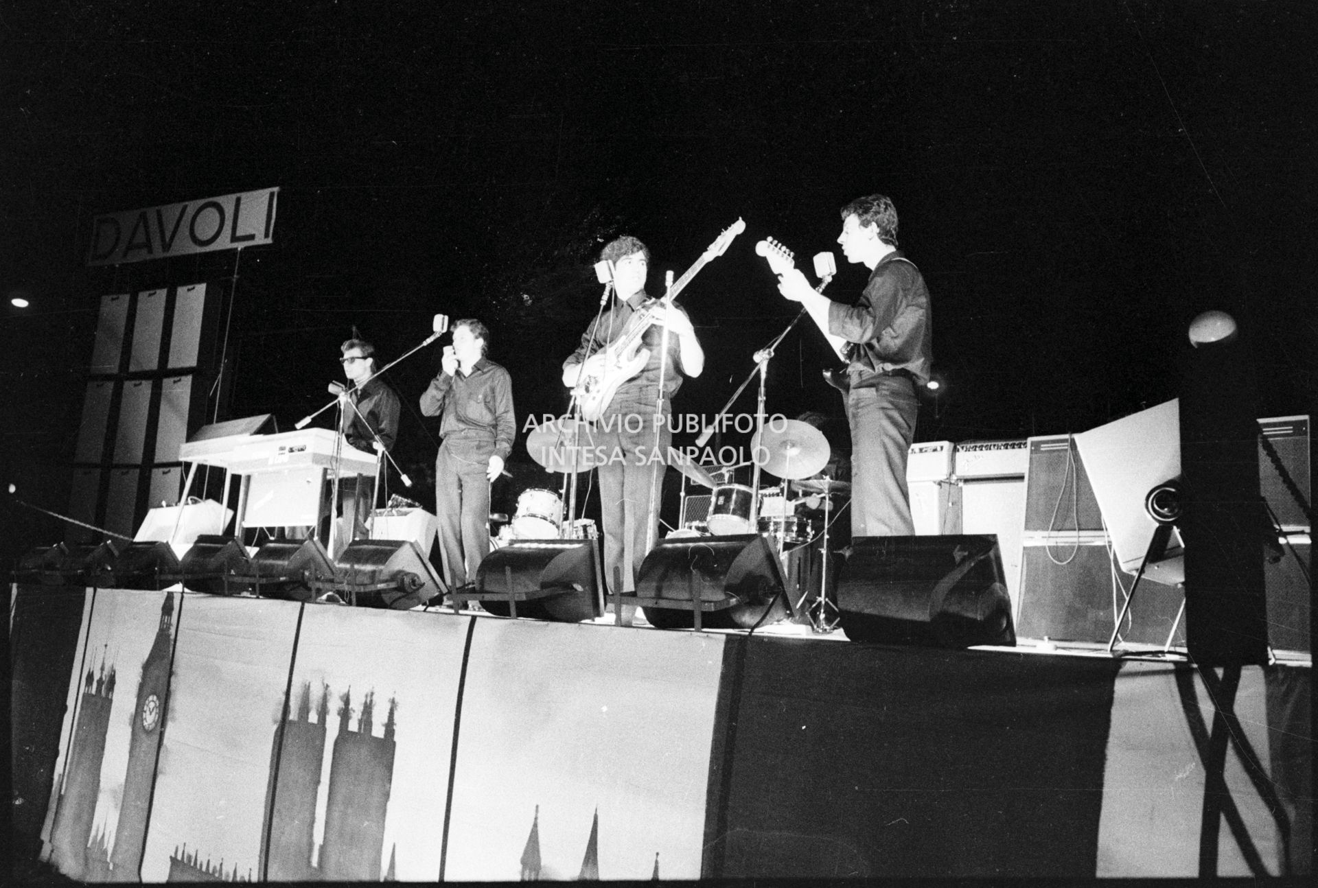 I Blacks sul palco del Vigorelli di Milano tra i supporter che aprirono i concerti dei Beatles