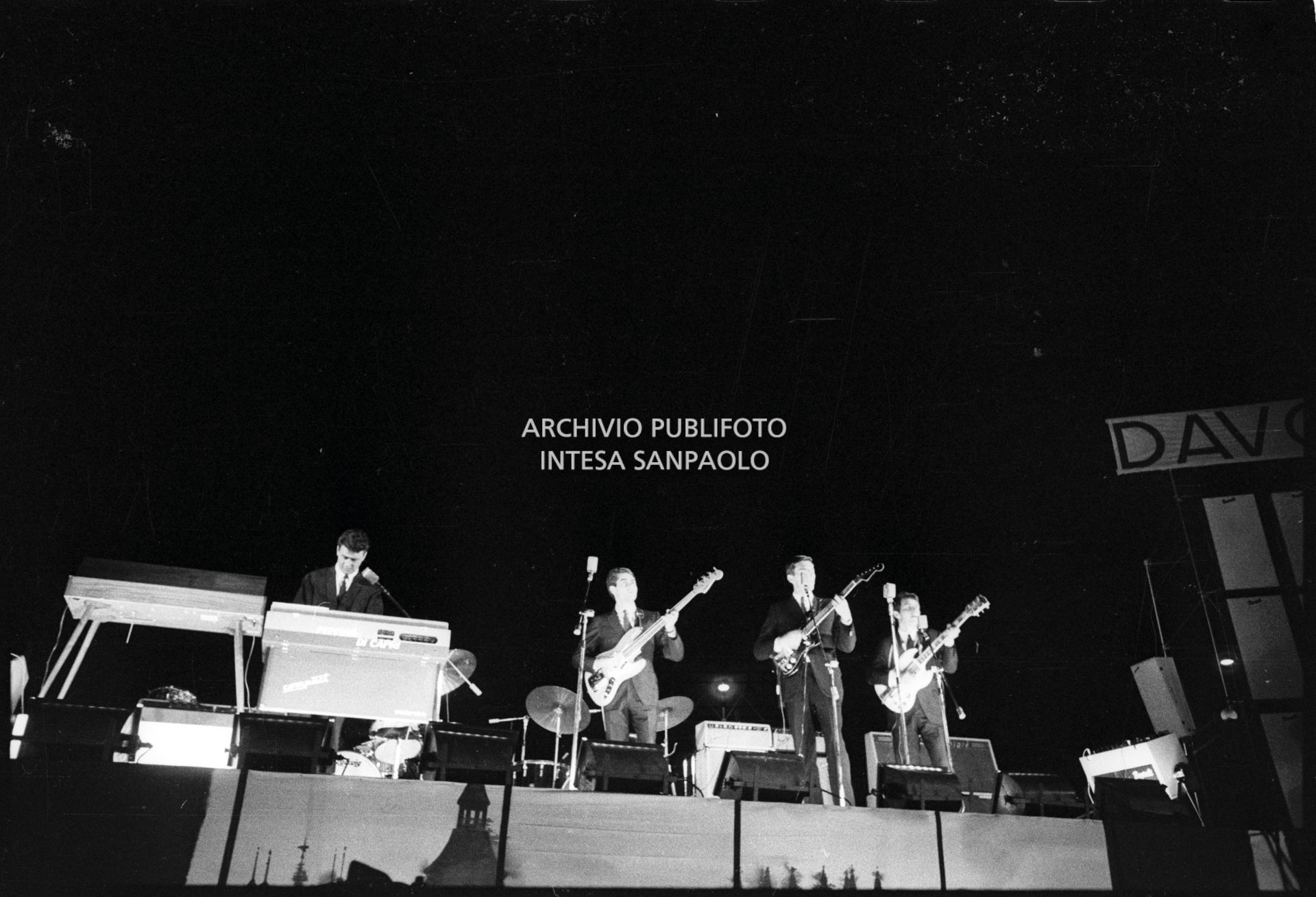 I Giovani Giovani sul palco del Vigorelli di Milano tra i supporter che aprirono i concerti dei Beatles