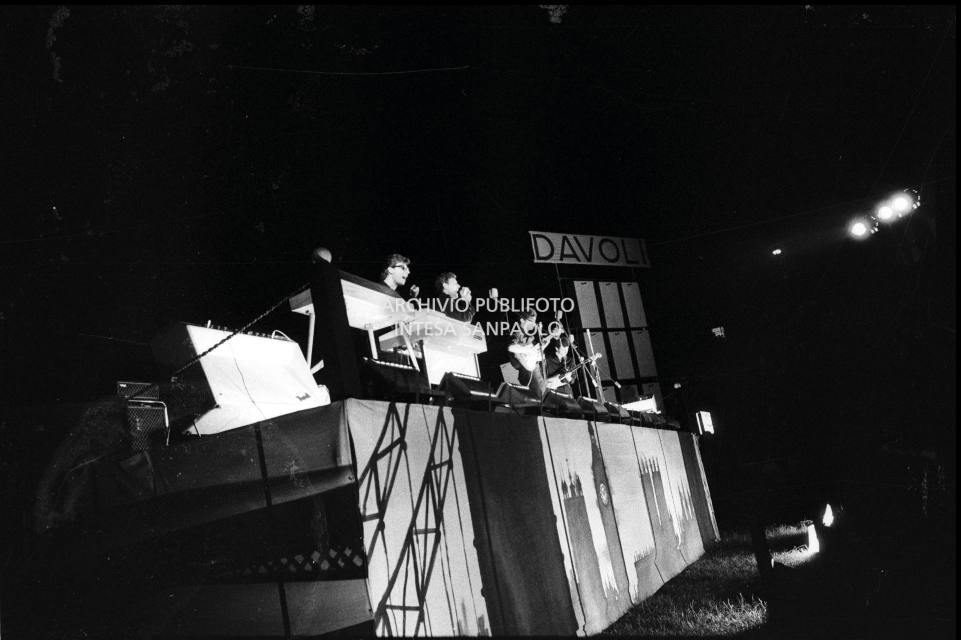 Peppino di Capri con il suo gruppo sul palco del Vigorelli di Milano tra i supporter che aprirono i concerti dei Beatles