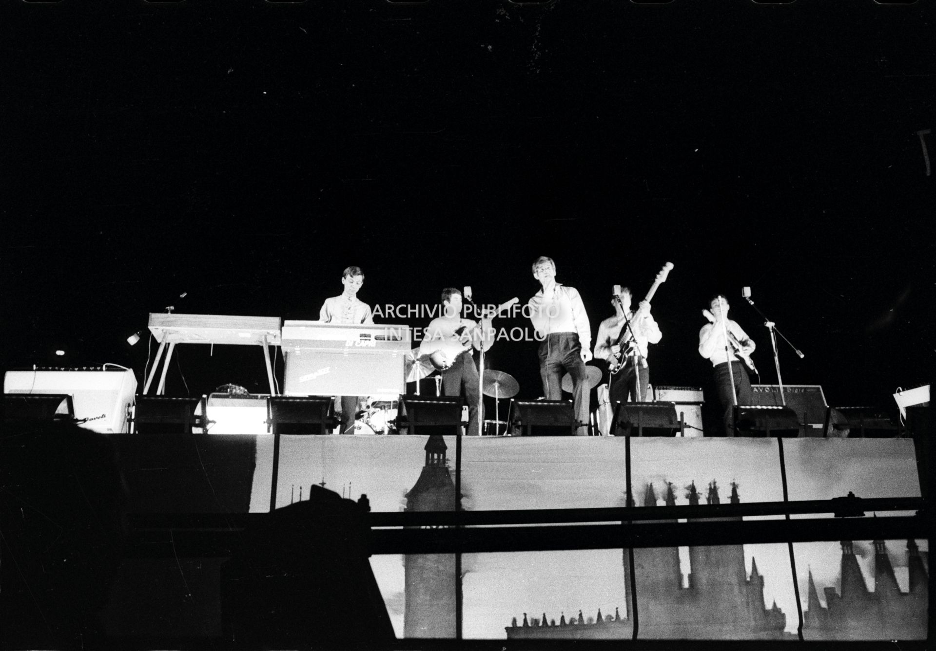 I New Dada sul palco del Vigorelli di Milano tra i supporter che aprirono i concerti dei Beatles