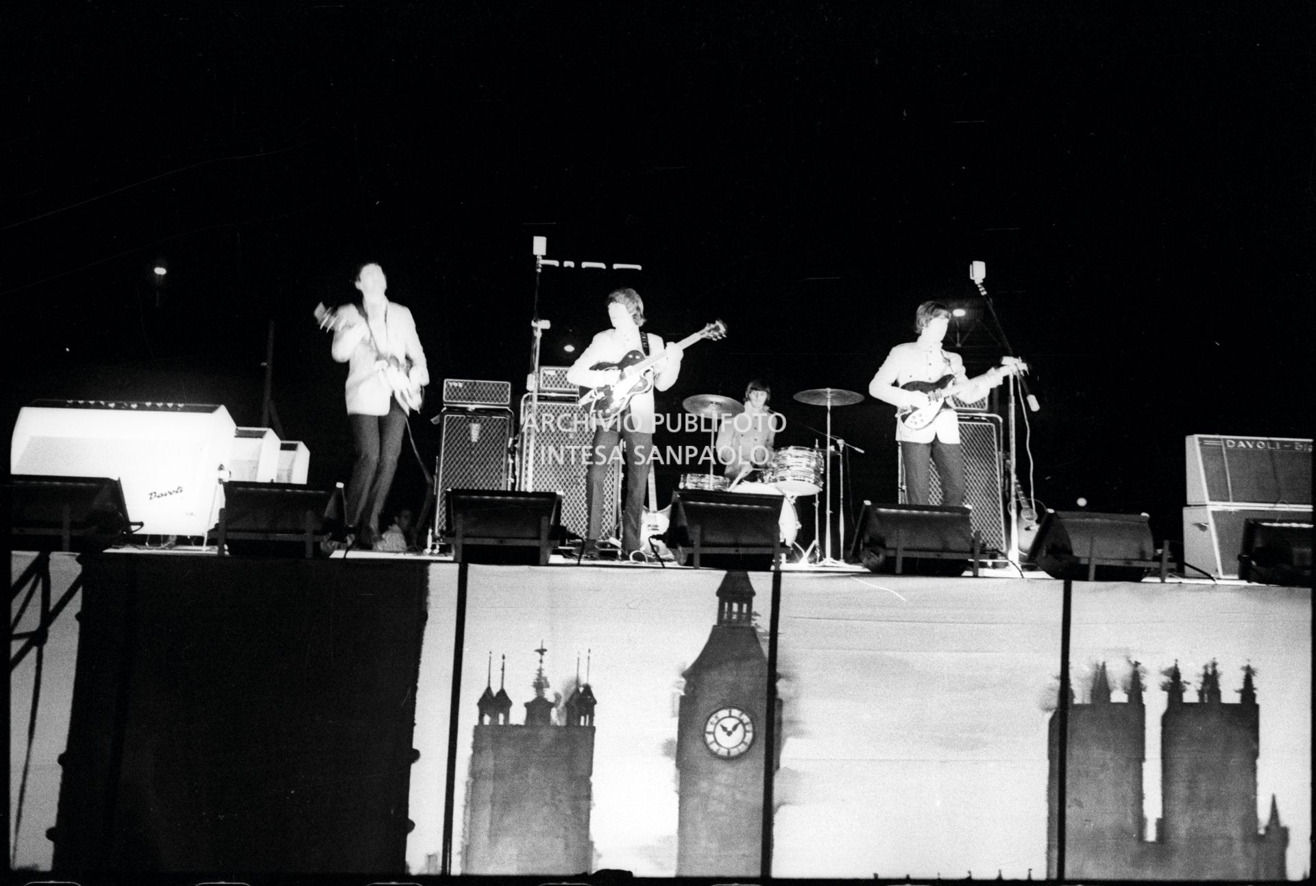 I Beatles si esibiscono nel concerto serale al Vigorelli di Milano