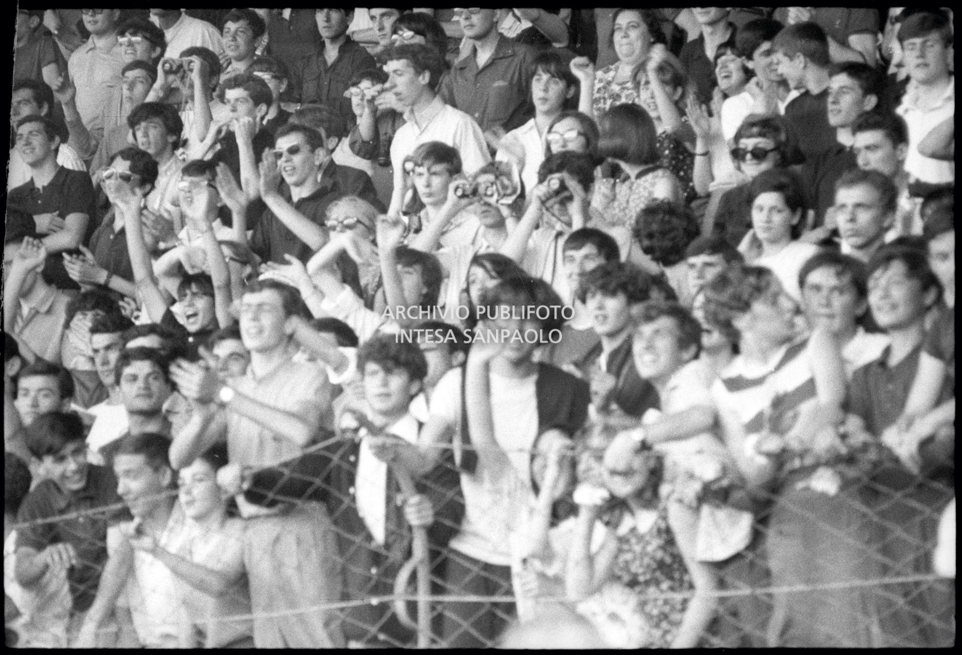 Pubblico sugli spalti al concerto dei Beatles al Vigorelli di Milano