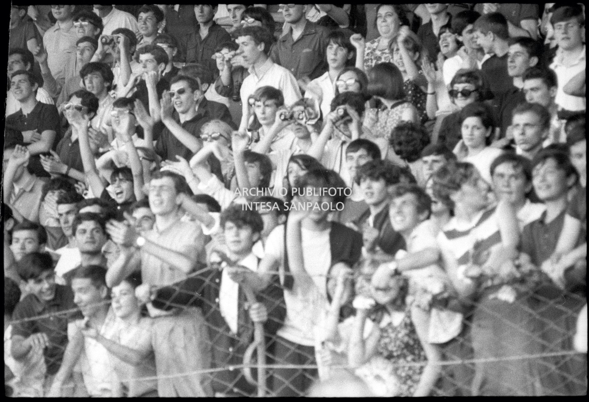 Pubblico sugli spalti al concerto dei Beatles al Vigorelli di Milano