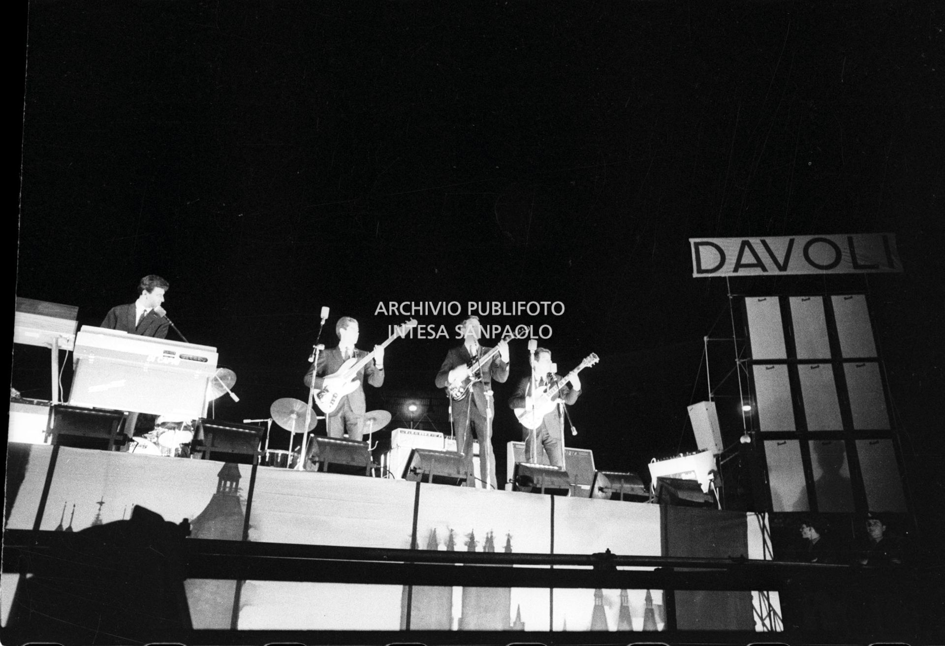 I Giovani Giovani sul palco del Vigorelli di Milano tra i supporter che aprirono i concerti dei Beatles