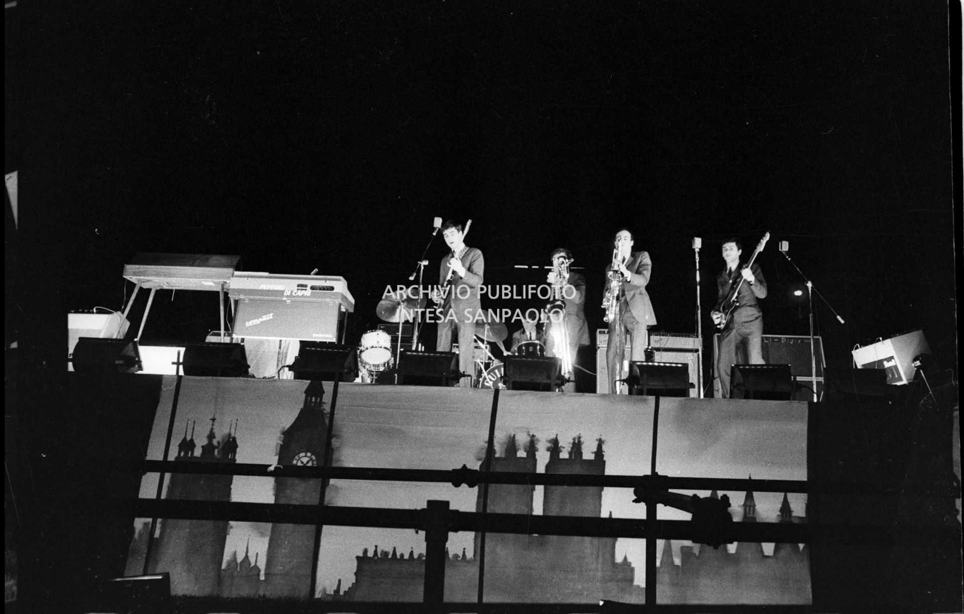 Augusto Righetti e le Ombre sul palco del Vigorelli di Milano tra i supporter che aprirono i concerti dei Beatles
