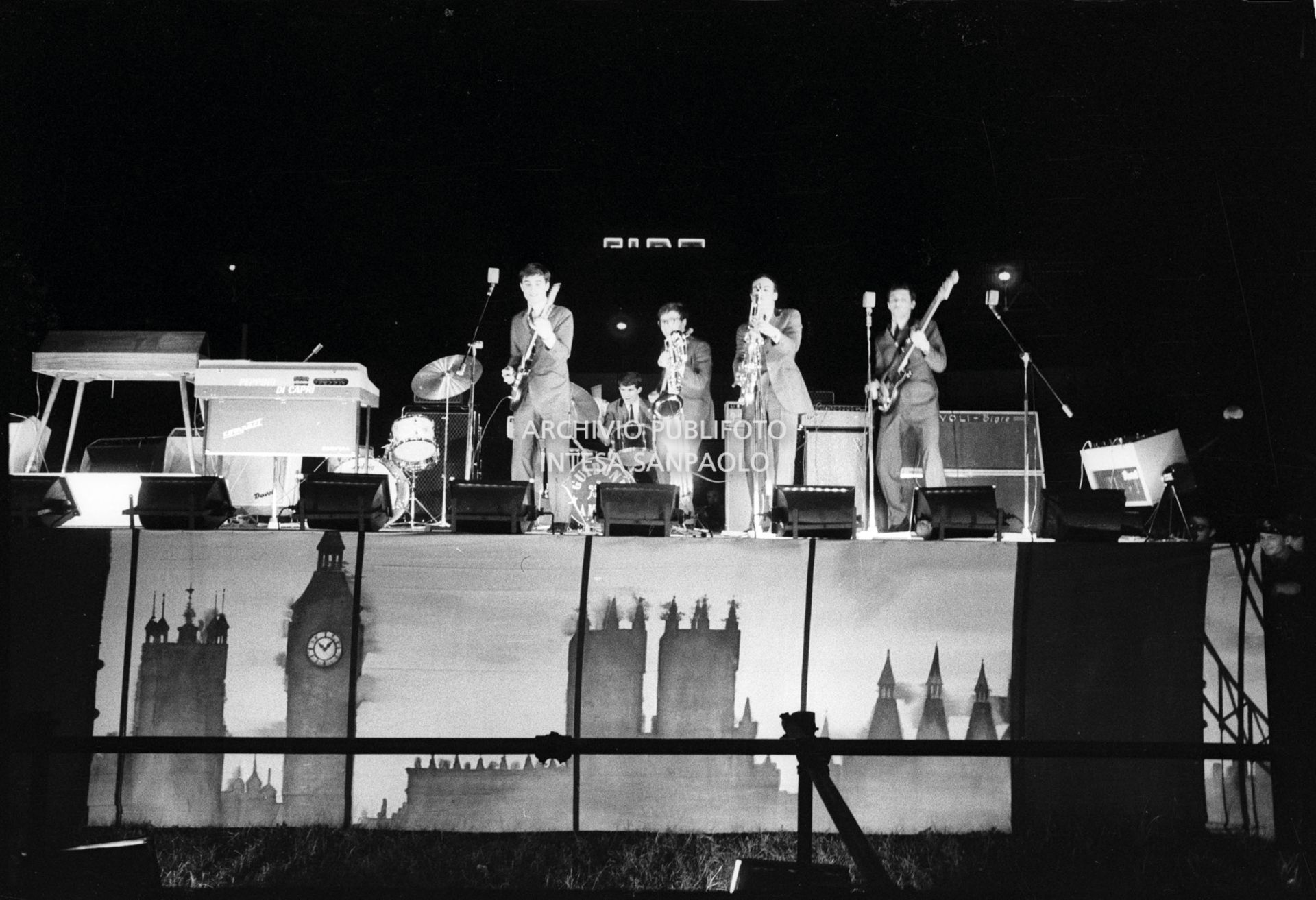Augusto Righetti e le Ombre sul palco del Vigorelli di Milano tra i supporter che aprirono i concerti dei Beatles