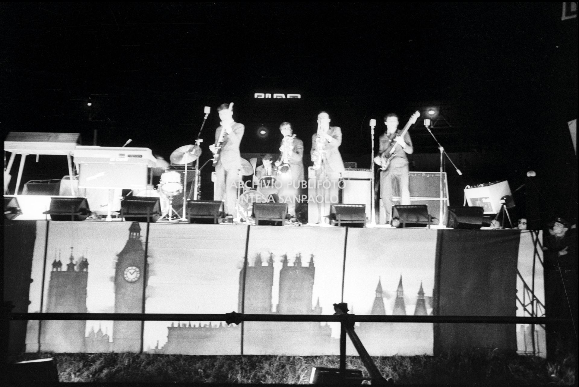 Augusto Righetti e le Ombre sul palco del Vigorelli di Milano tra i supporter che aprirono i concerti dei Beatles