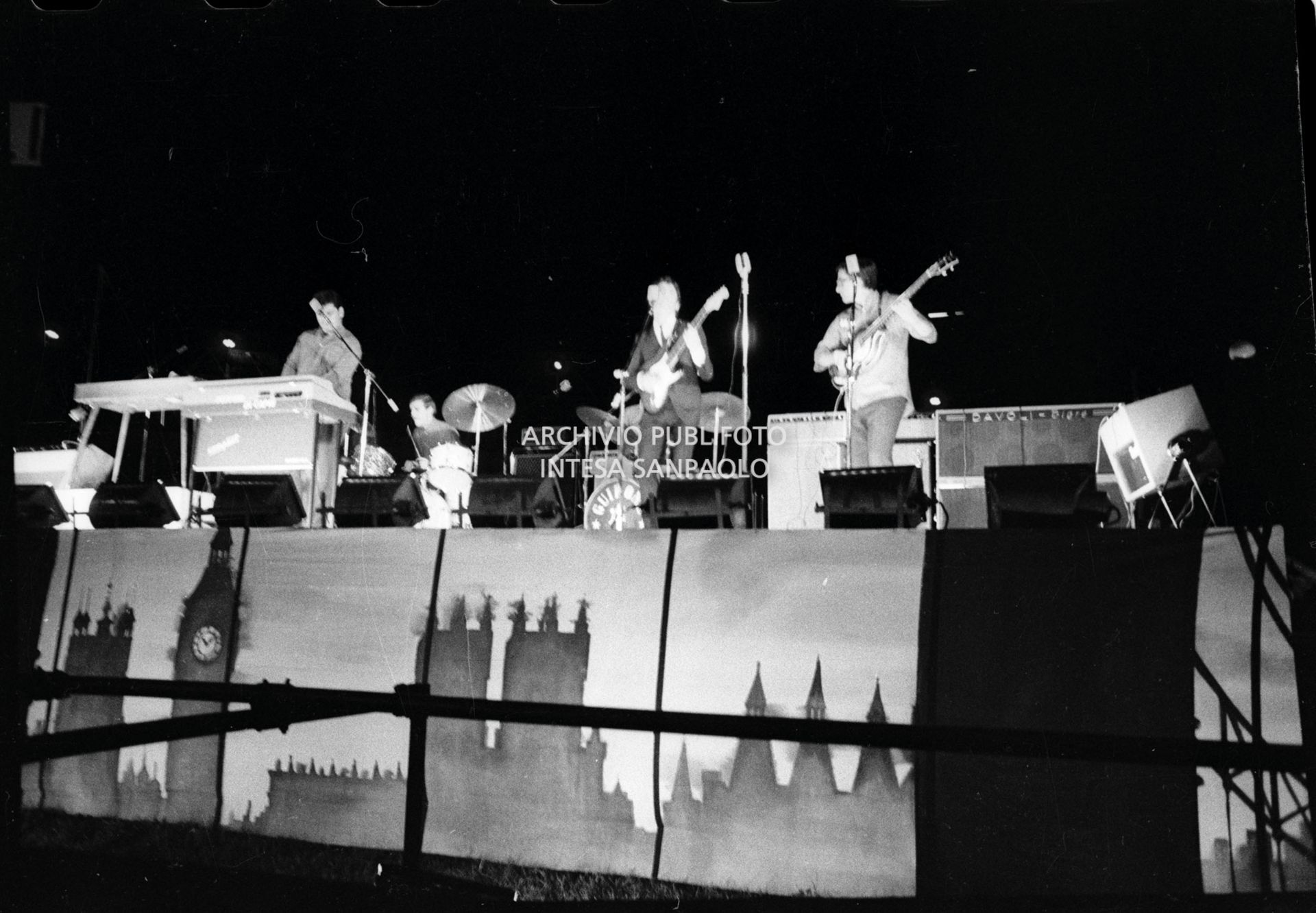 Fausto Leali e i Novelty sul palco del Vigorelli di Milano tra i supporter che aprirono i concerti dei Beatles