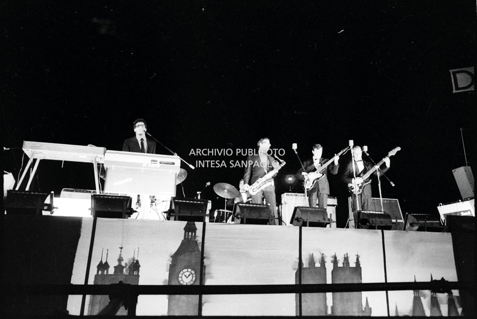 Peppino di Capri e il suo gruppo aprono il concerto dei Beatles al Vigorelli di Milano