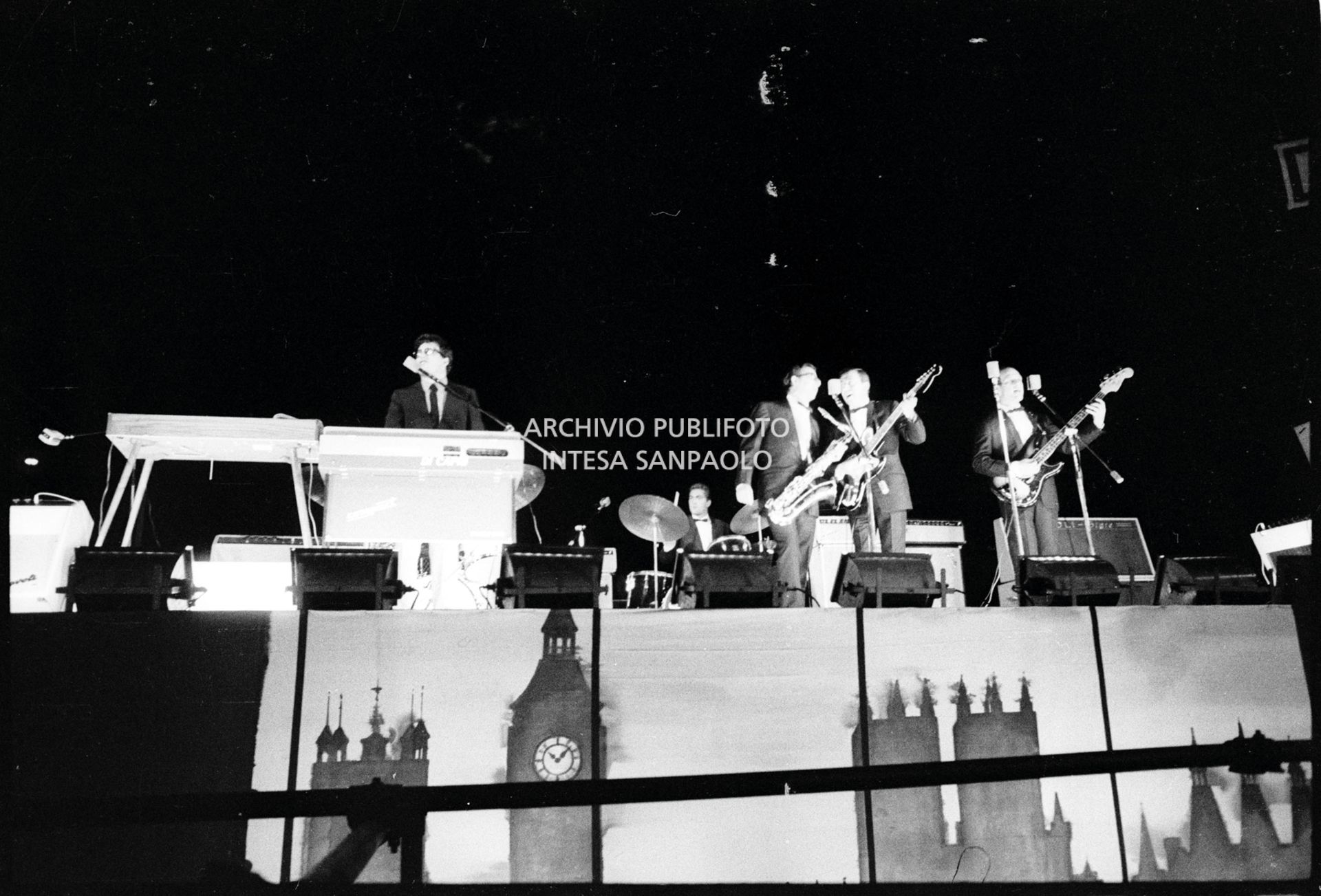 Peppino di Capri e il suo gruppo aprono il concerto dei Beatles al Vigorelli di Milano