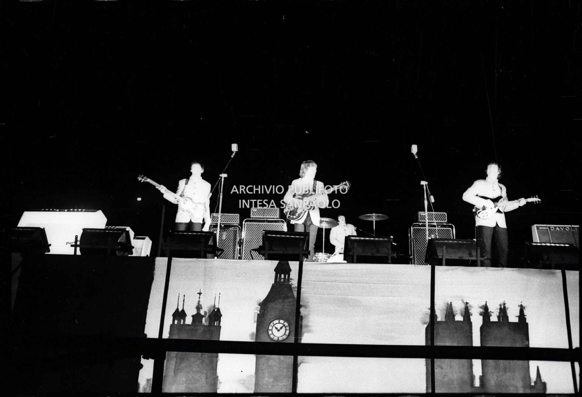 I Beatles si esibiscono nel concerto serale al Vigorelli di Milano