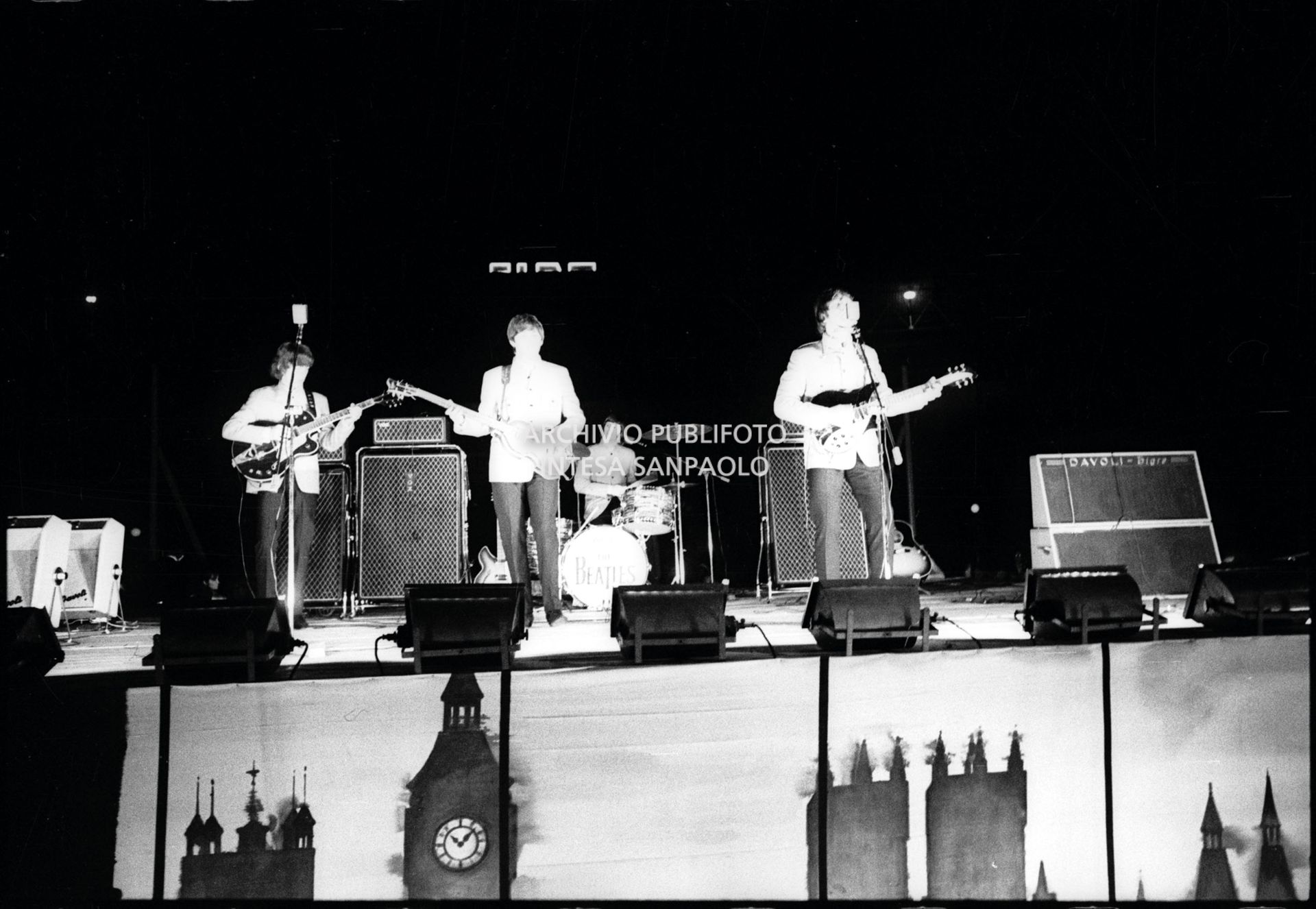 I Beatles si esibiscono nel concerto serale al Vigorelli di Milano