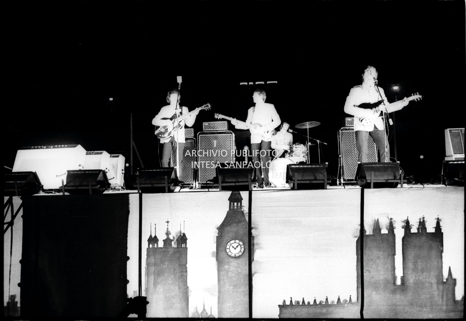 I Beatles si esibiscono nel concerto serale al Vigorelli di Milano