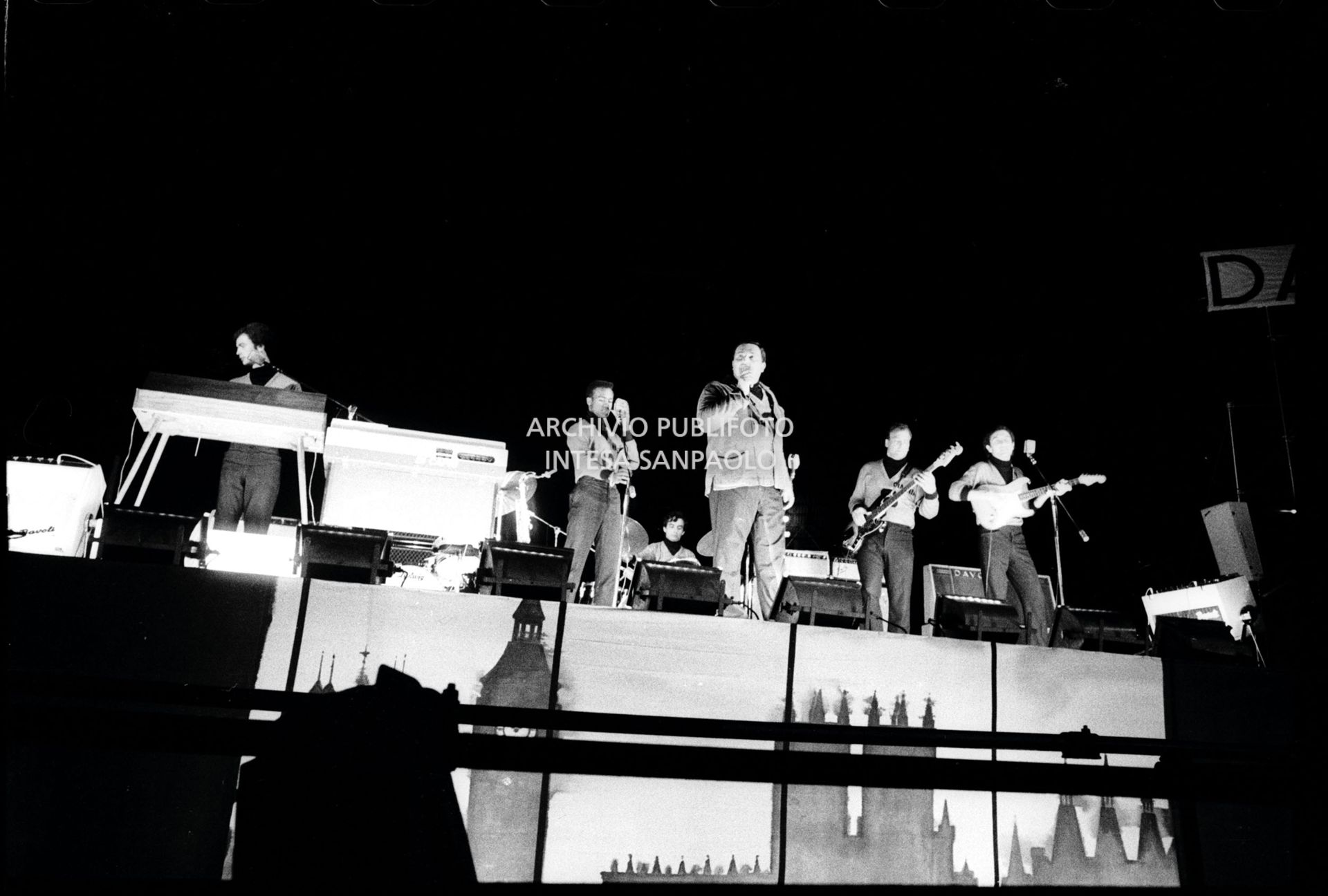 Guidone e i suoi amici sul palco del Vigorelli di Milano tra i supporter che aprirono i concerti dei Beatles