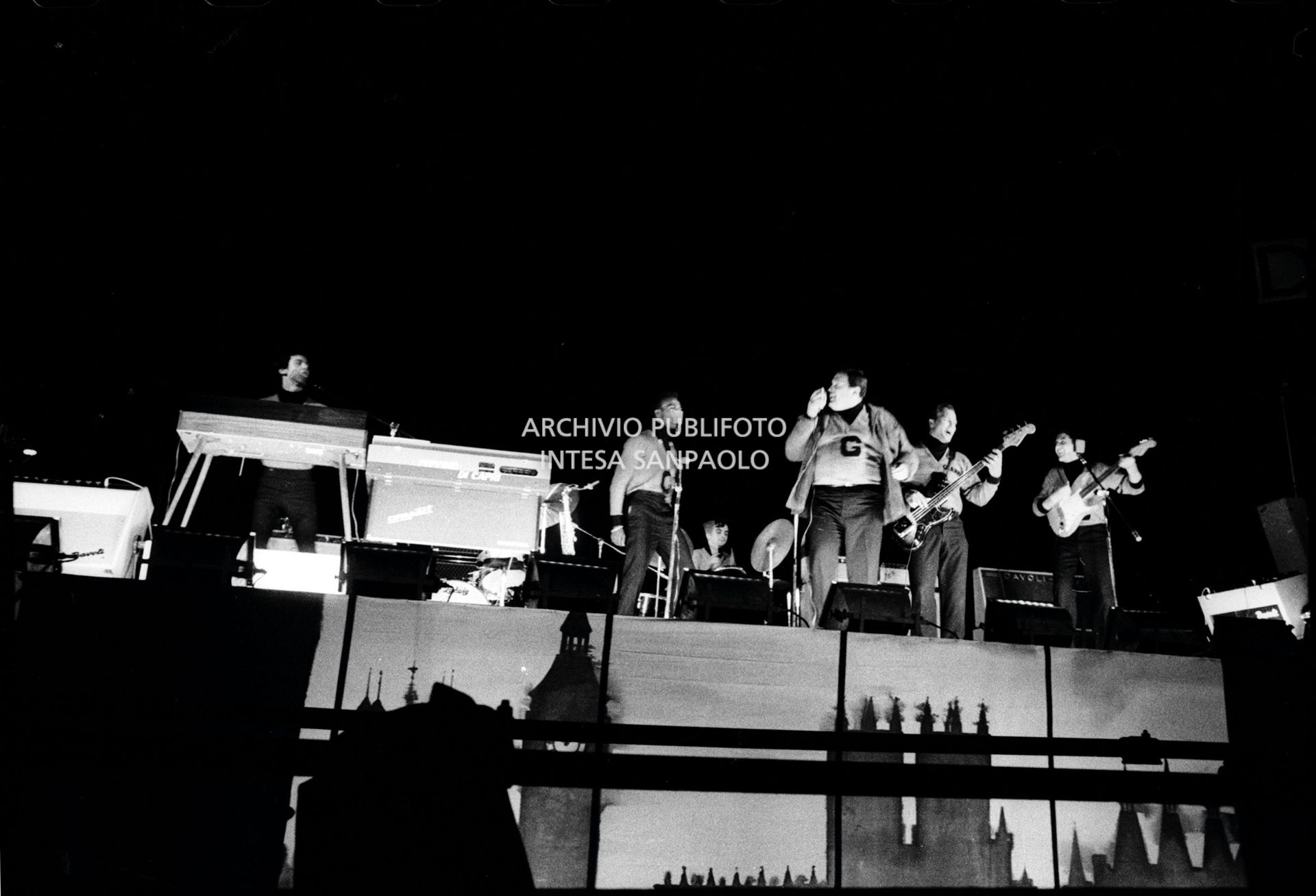 Guidone e i suoi amici sul palco del Vigorelli di Milano tra i supporter che aprirono i concerti dei Beatles