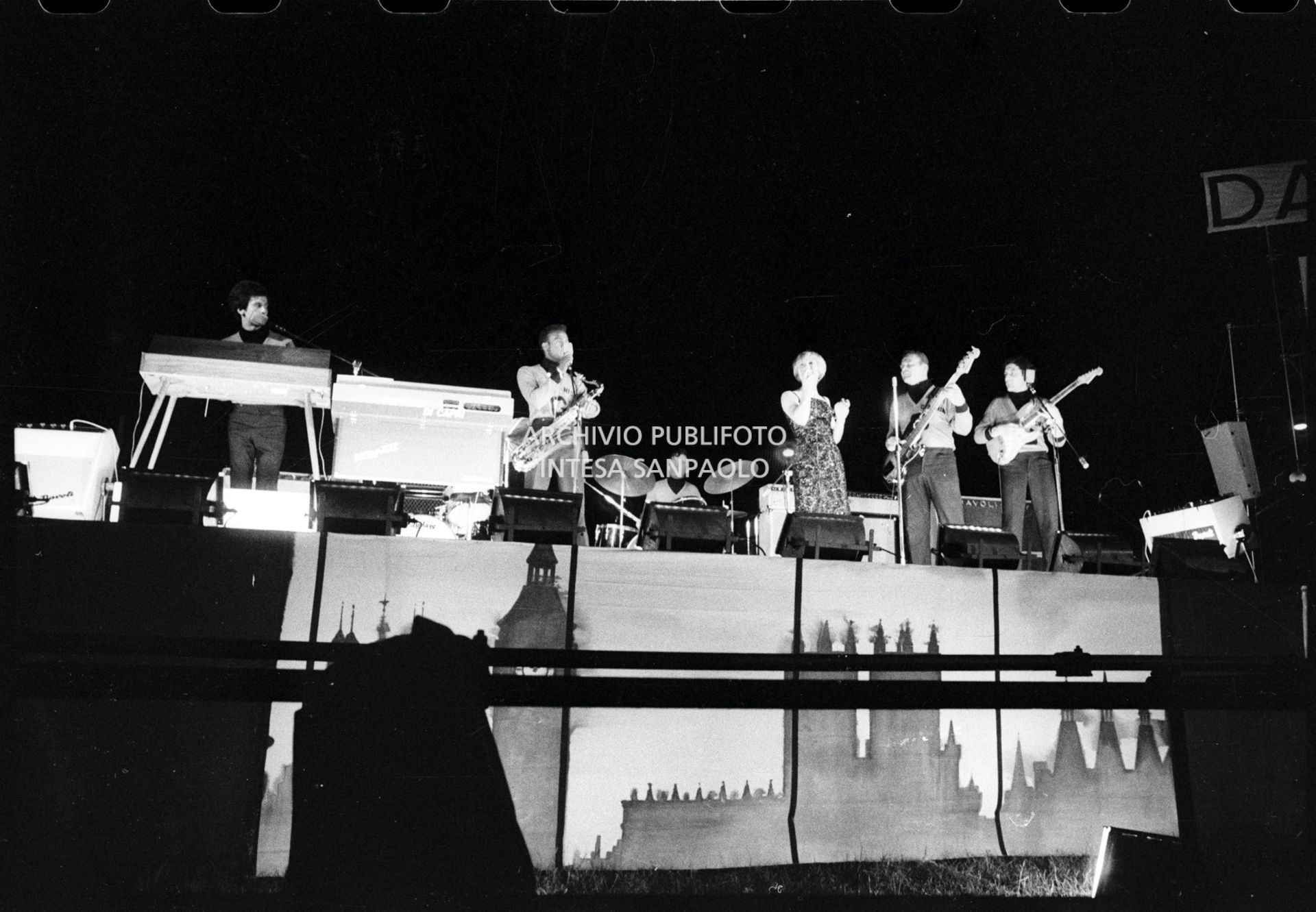 Guidone e i suoi amici e la cantante Angela sul palco del Vigorelli di Milano tra i supporter che aprirono i concerti dei Beatles