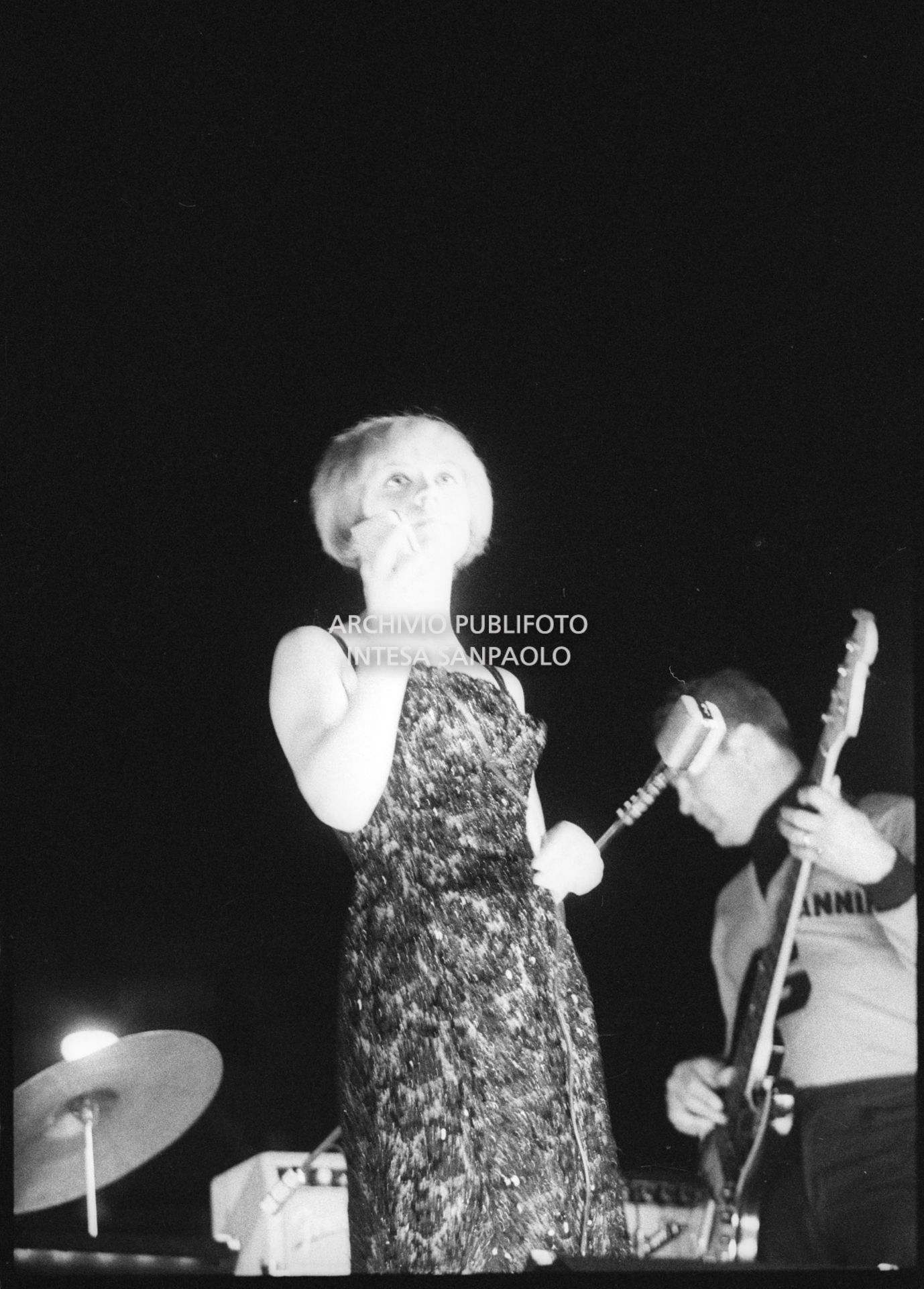 La cantante Angela, che cantò accompagnata da Guidone e i suoi amici, sul palco del Vigorelli di Milano tra i supporter che aprirono i concerti dei Beatles