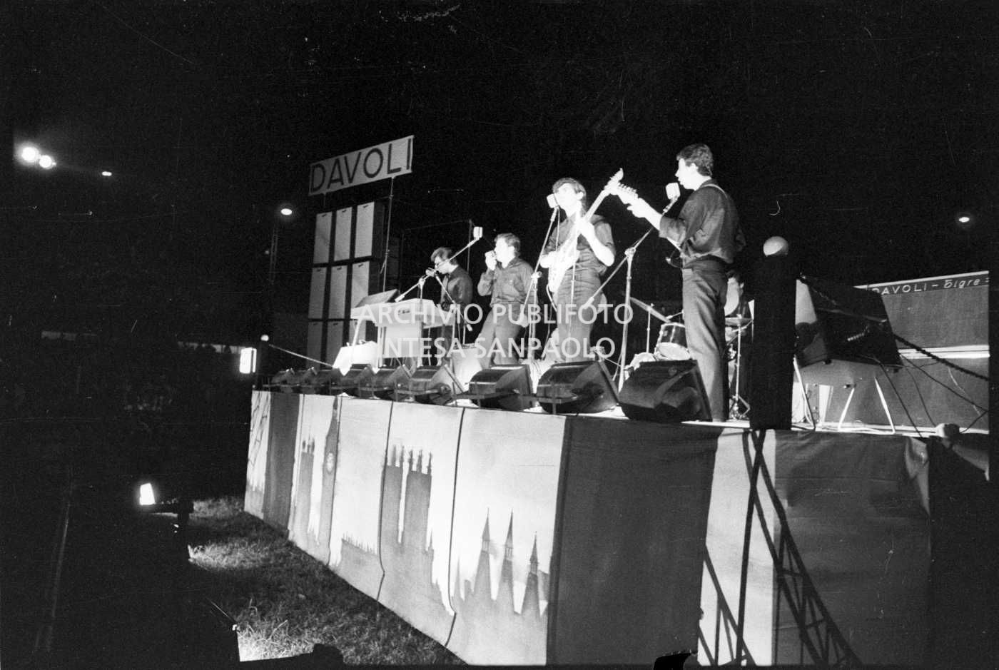 I Blacks sul palco del Vigorelli di Milano tra i supporter che aprirono i concerti dei Beatles