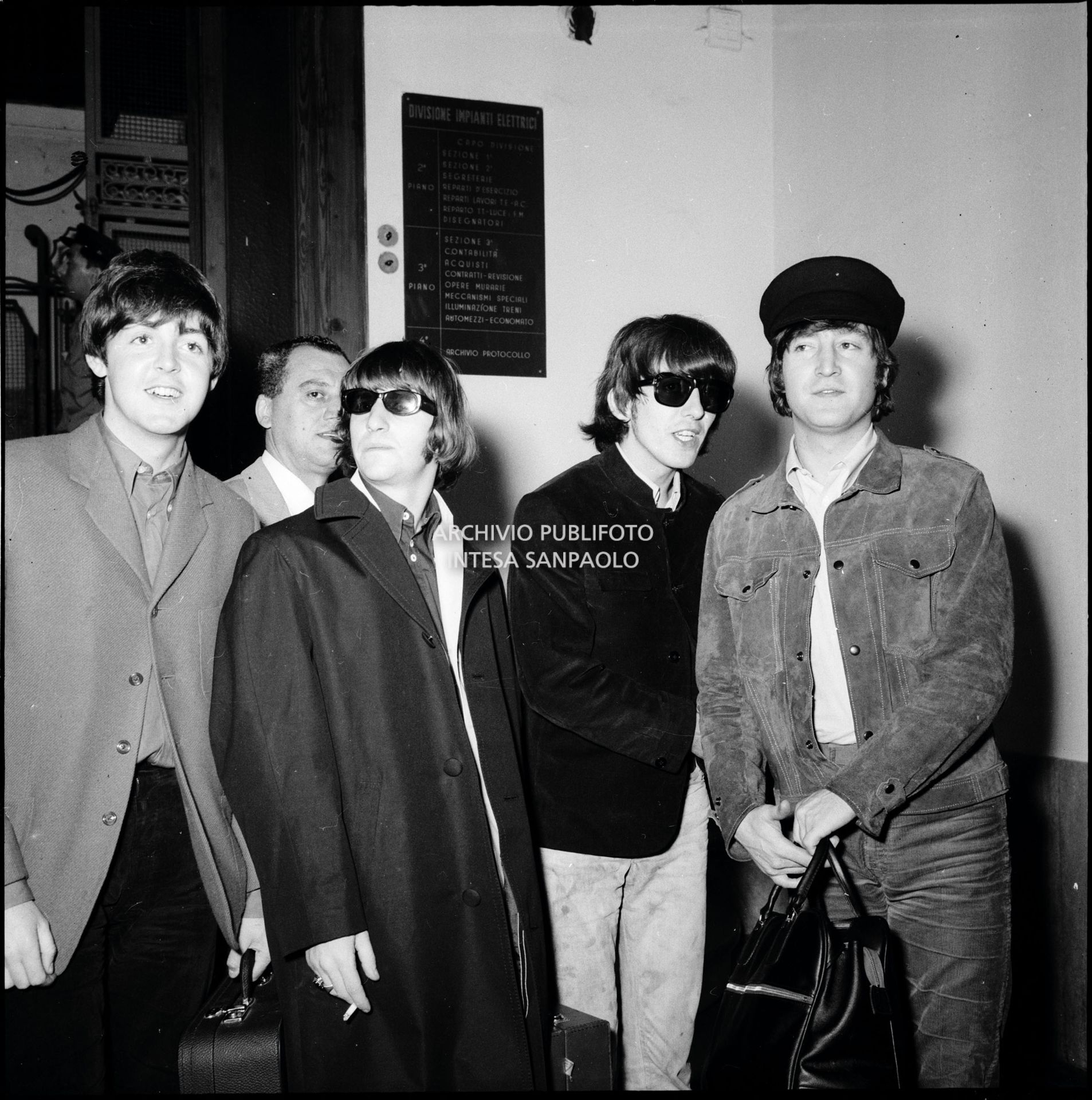 I Beatles appena arrivati alla Stazione Centrale di Milano: da sinistra Paul McCartney, George Harrison, Ringo Starr e John Lennon