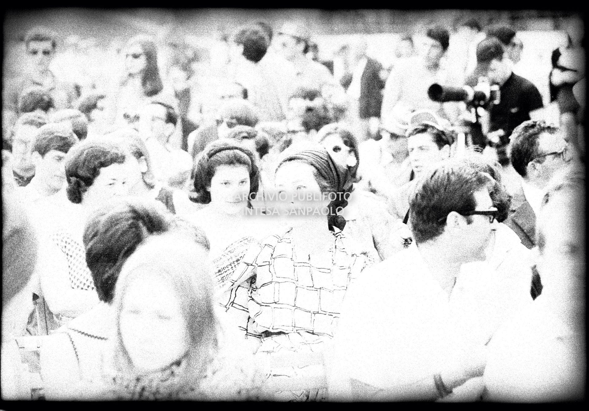 Valentina Cortese tra il pubblico al concerto pomeridiano dei Beatles al Vigorelli di Milano in uno scatto sovraesposto