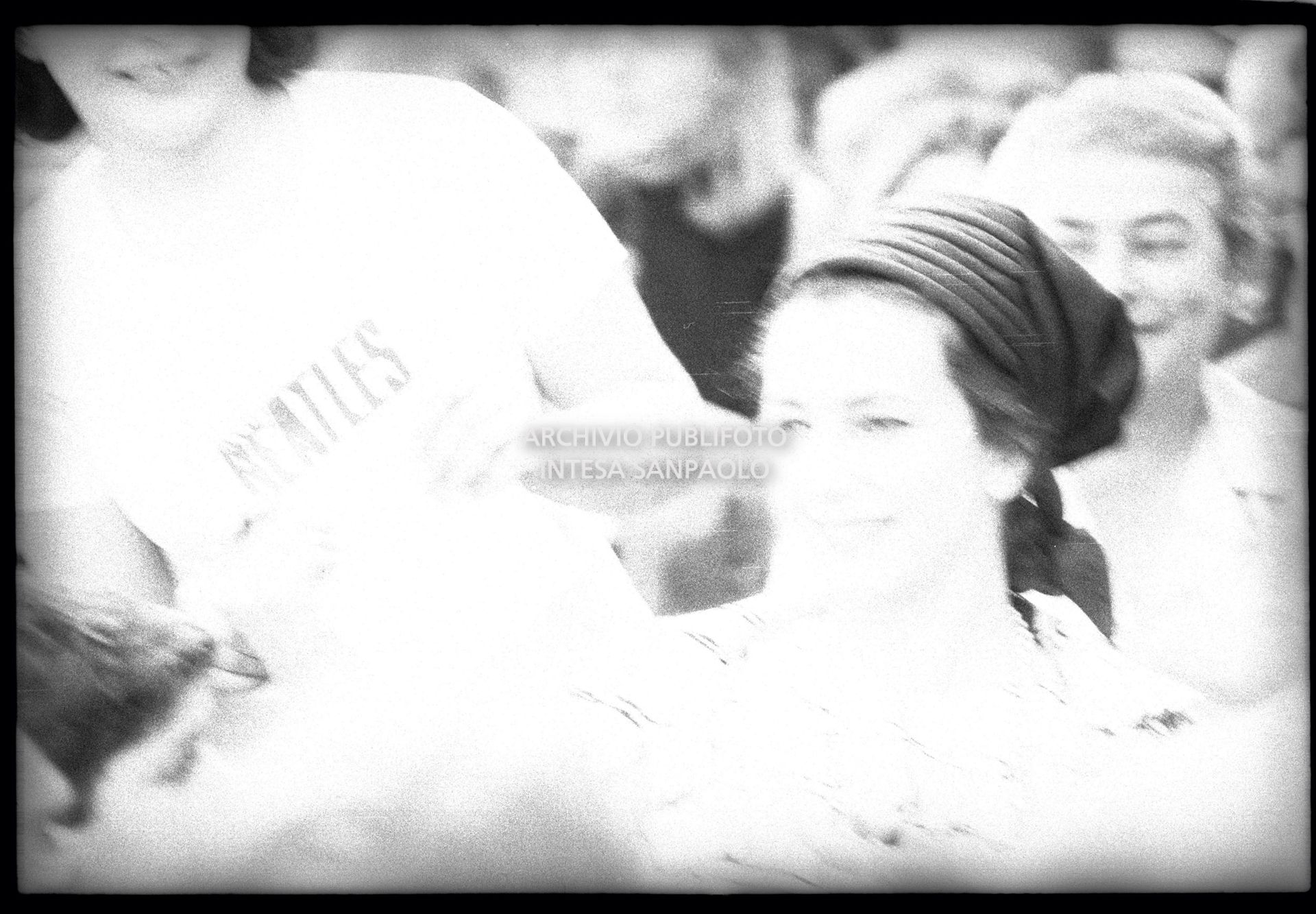 Valentina Cortese tra il pubblico al concerto pomeridiano dei Beatles al Vigorelli di Milano in uno scatto sovraesposto