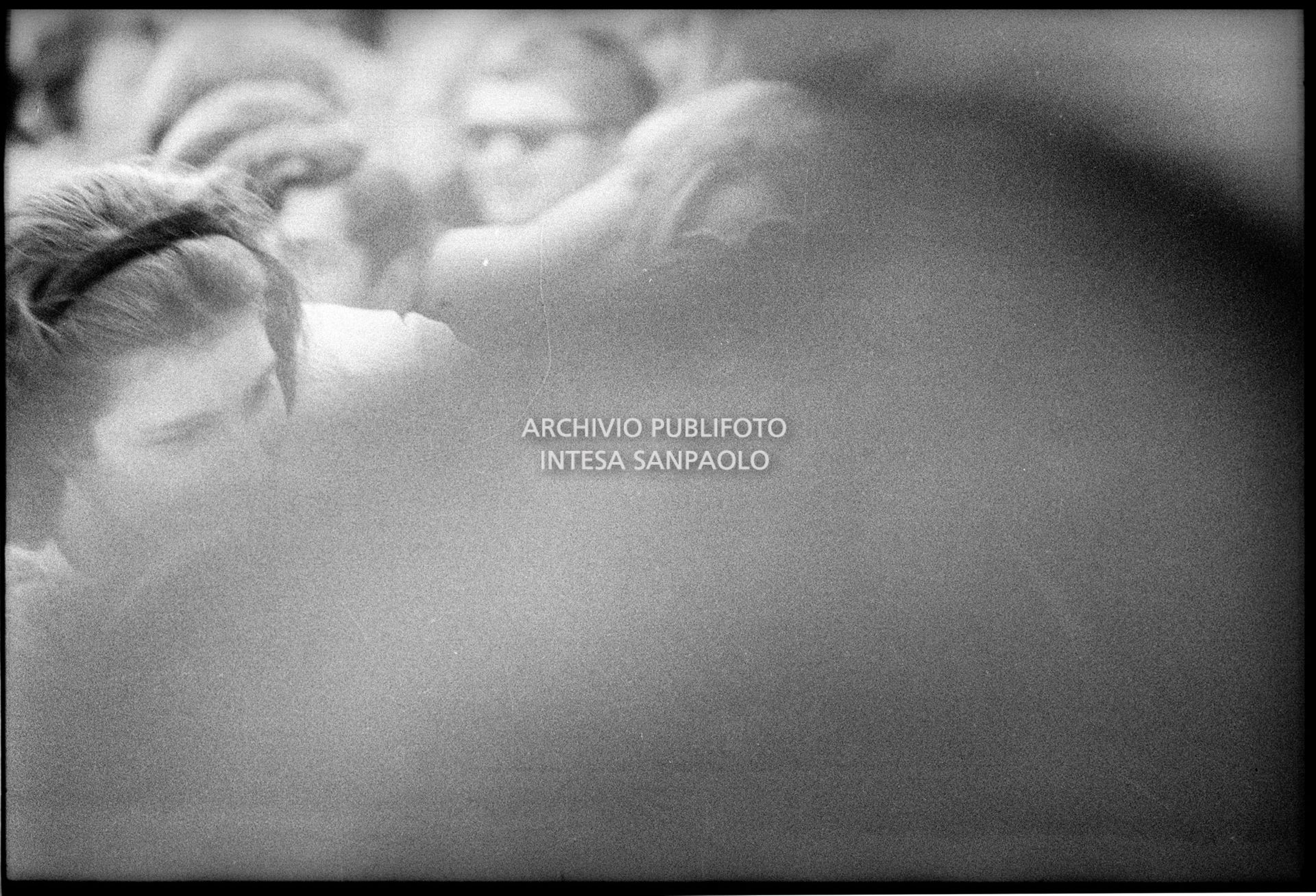 Pubblico al concerto pomeridiano dei Beatles al Vigorelli di Milano in uno scatto malriuscito