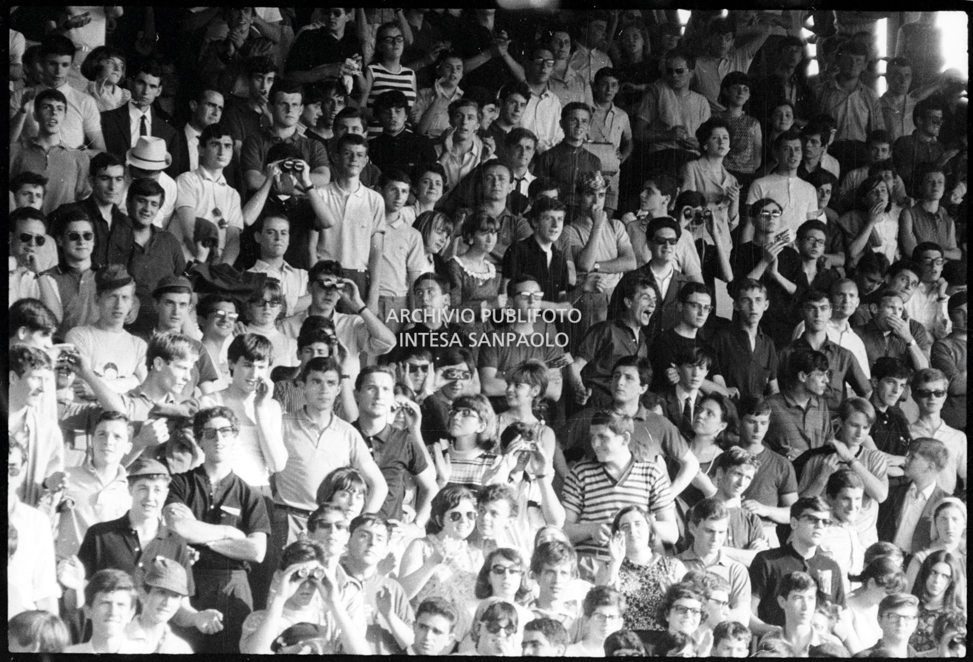 Pubblico sugli spalti al concerto dei Beatles al Vigorelli di Milano