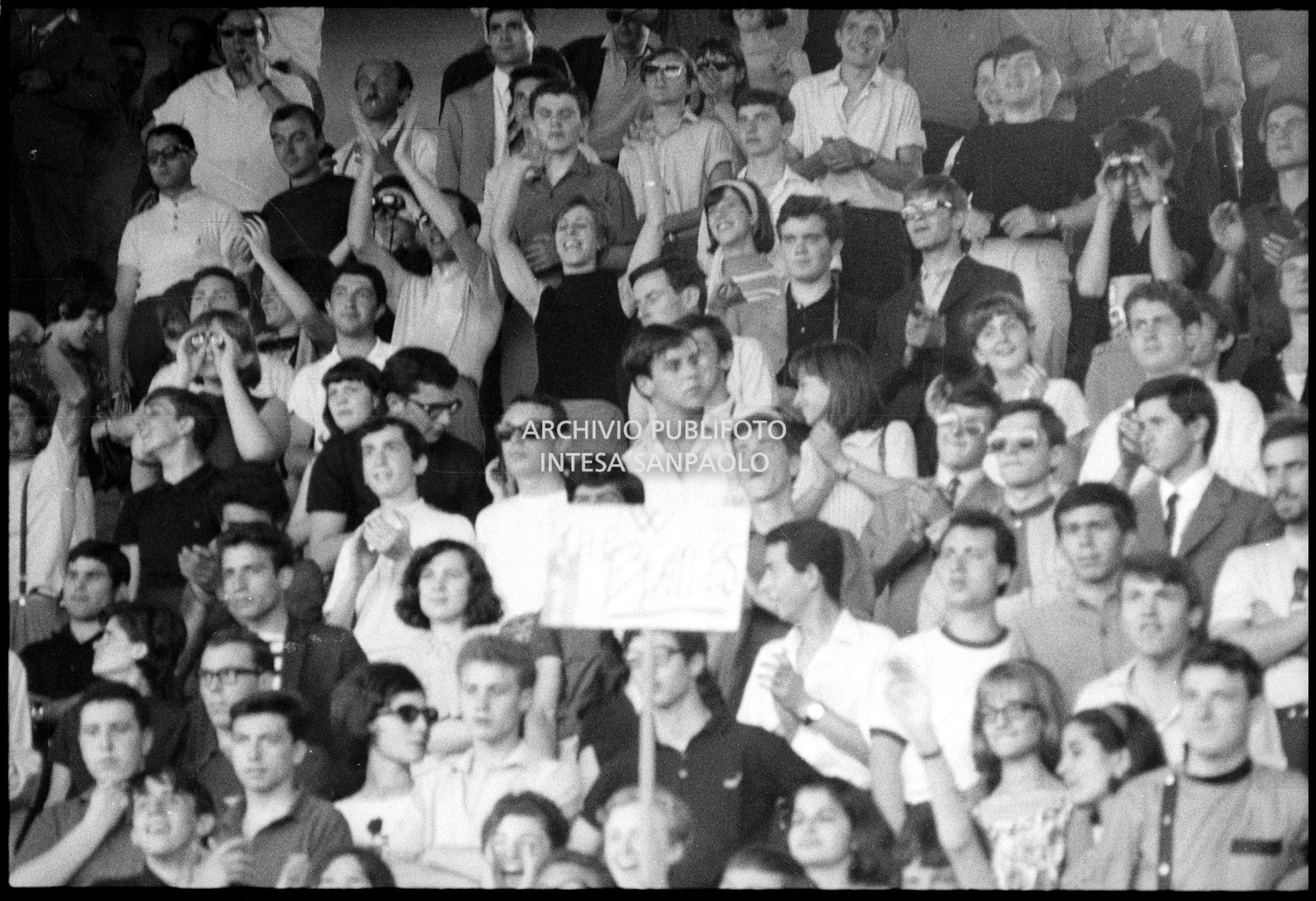 Pubblico sugli spalti al concerto dei Beatles al Vigorelli di Milano