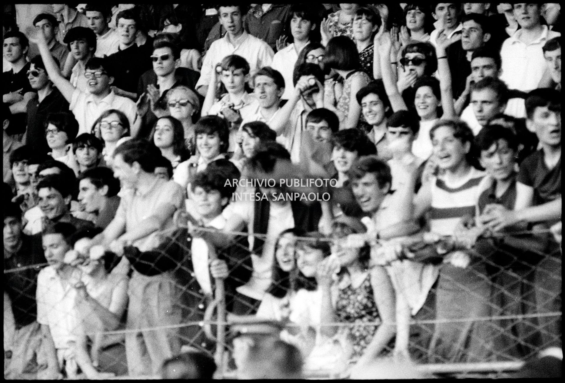 Pubblico sugli spalti al concerto dei Beatles al Vigorelli di Milano