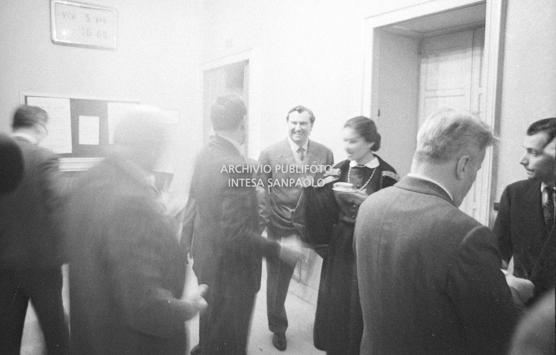 Maria Callas in una pausa delle prove dell'opera "Anna Bolena" al Teatro alla Scala