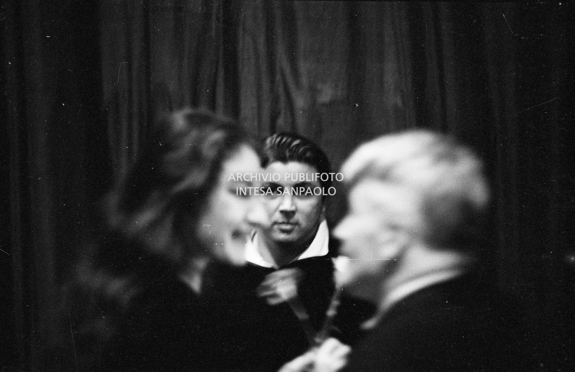 Maria Callas e Gianandrea Gavazzeni  al Teatro alla Scala per le prove dell'opera "Anna Bolena"; in mezzo a loro Gianni Raimondi