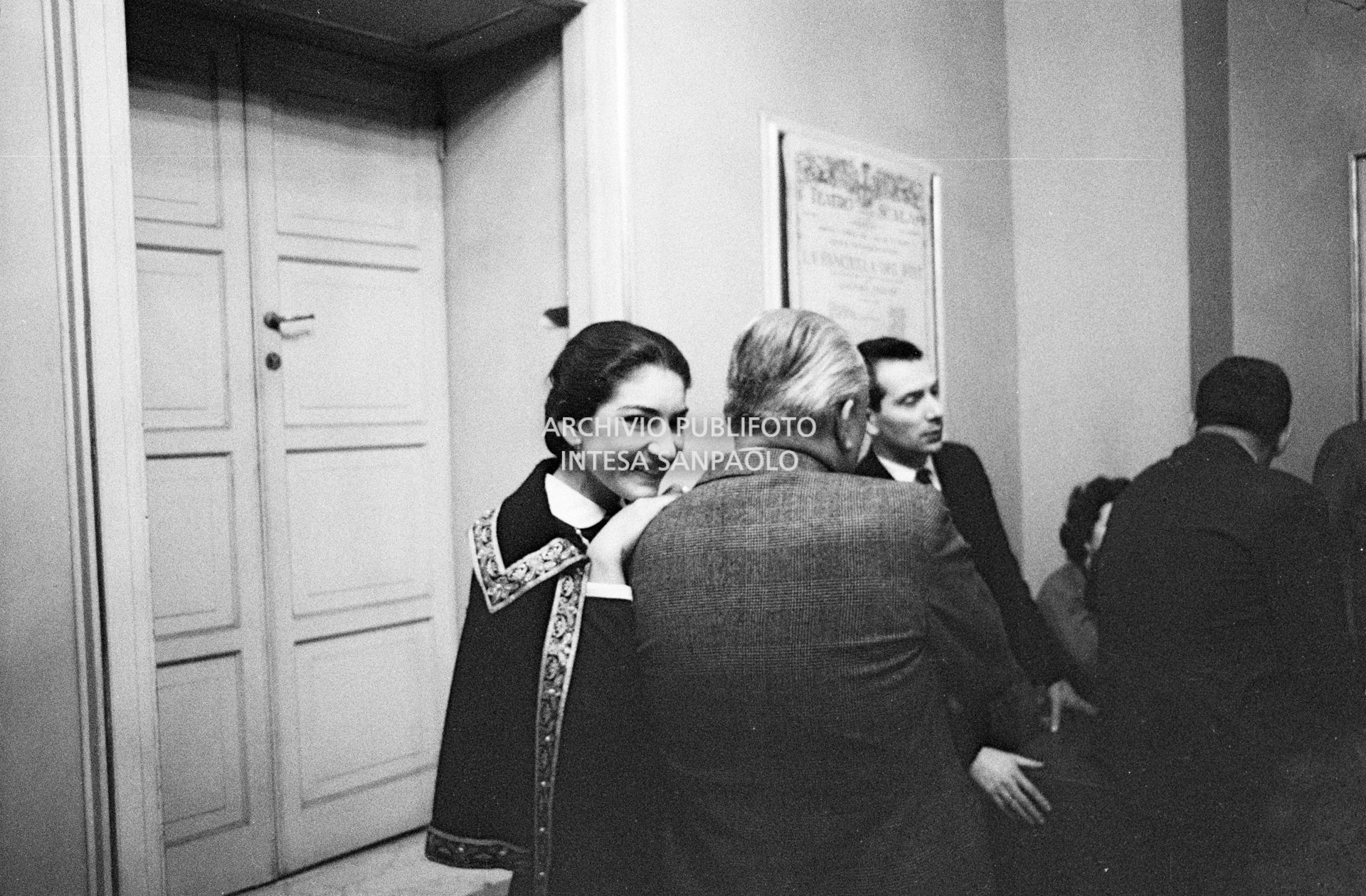 Maria Callas in una pausa delle prove dell'opera "Anna Bolena" al Teatro alla Scala si appoggia al marito Giovanni Battista Meneghini