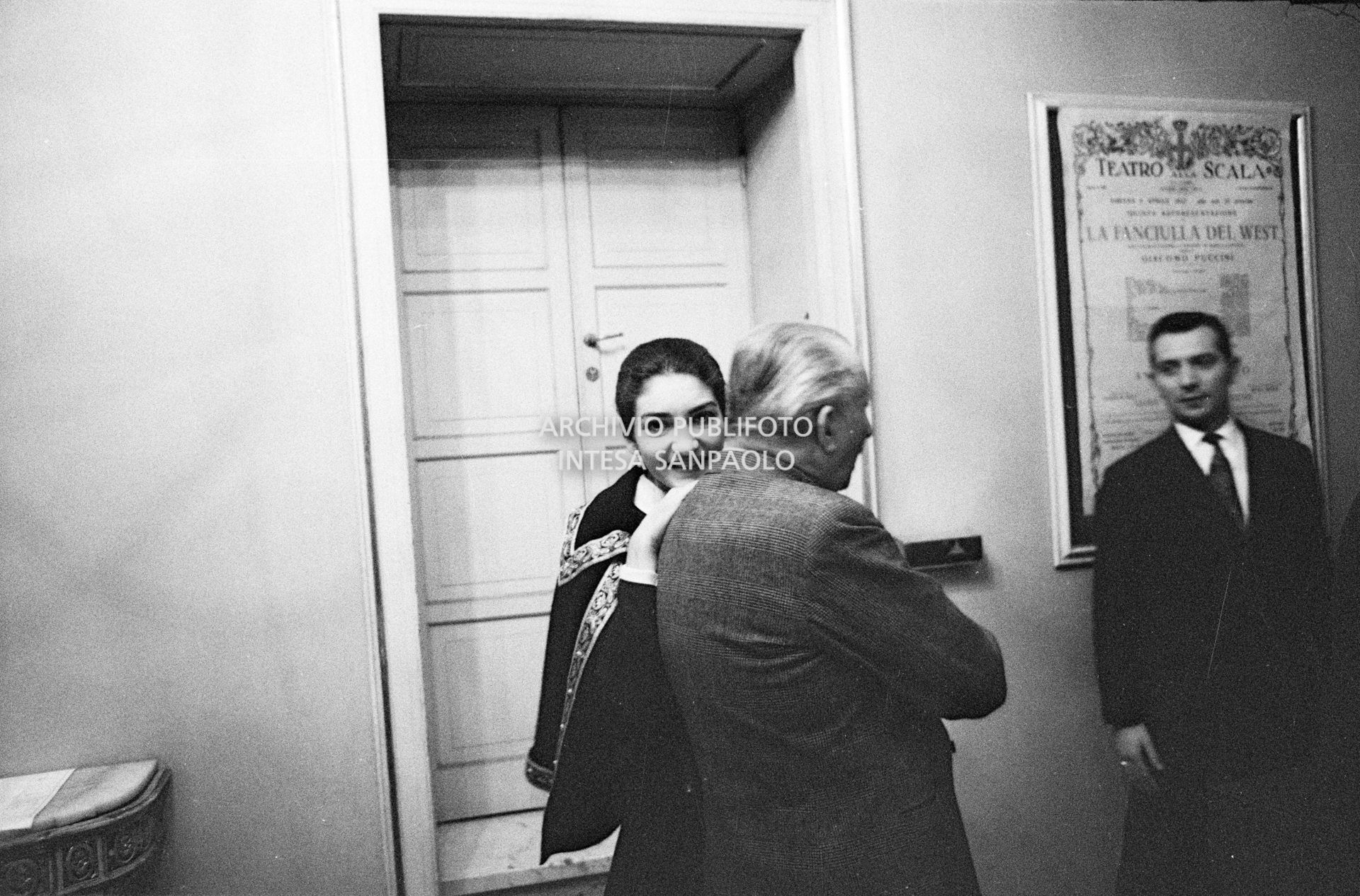 Maria Callas in una pausa delle prove dell'opera "Anna Bolena" al Teatro alla Scala si appoggia al marito Giovanni Battista Meneghini