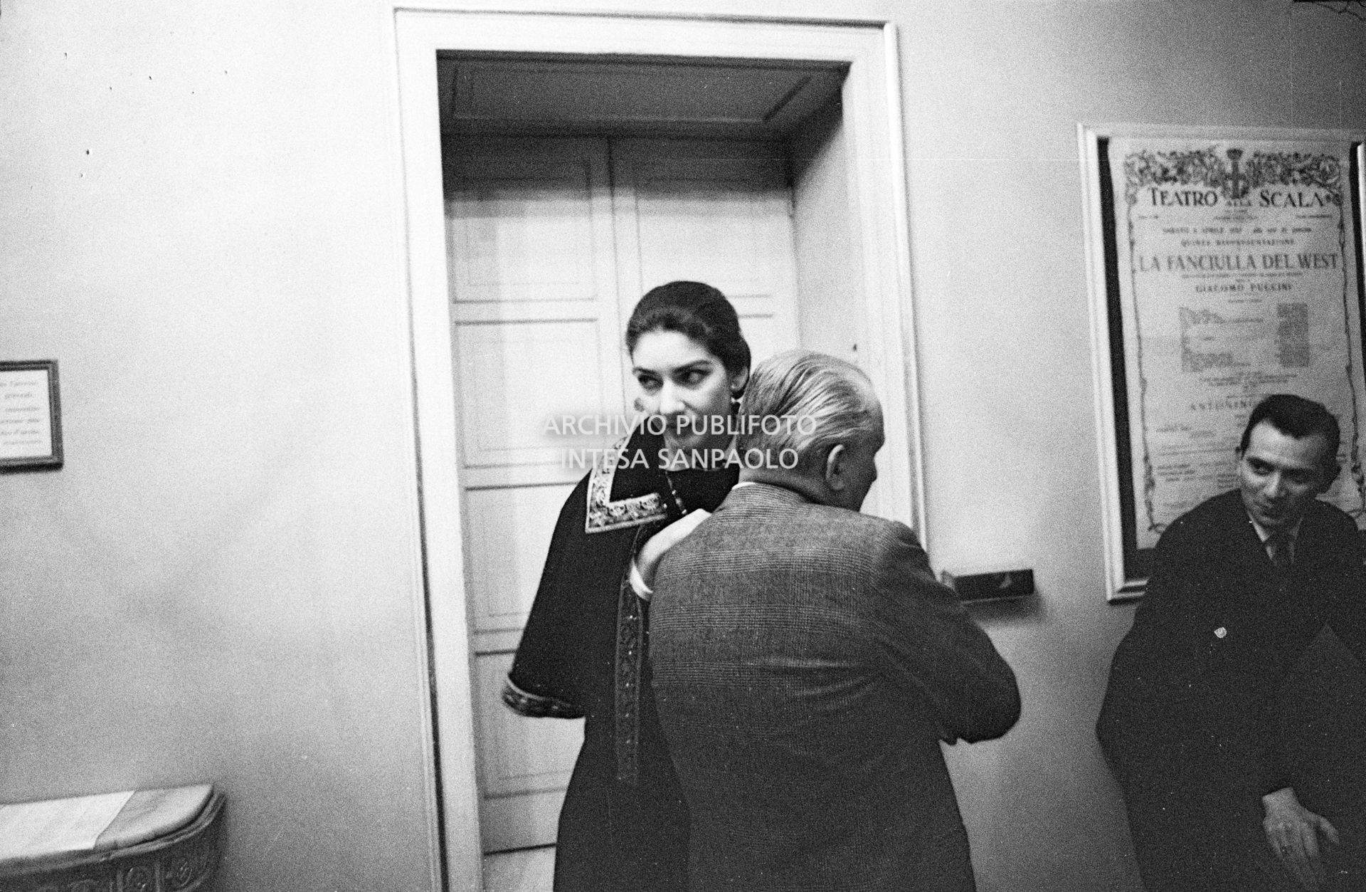 Maria Callas in una pausa delle prove dell'opera "Anna Bolena" al Teatro alla Scala si appoggia al marito Giovanni Battista Meneghini