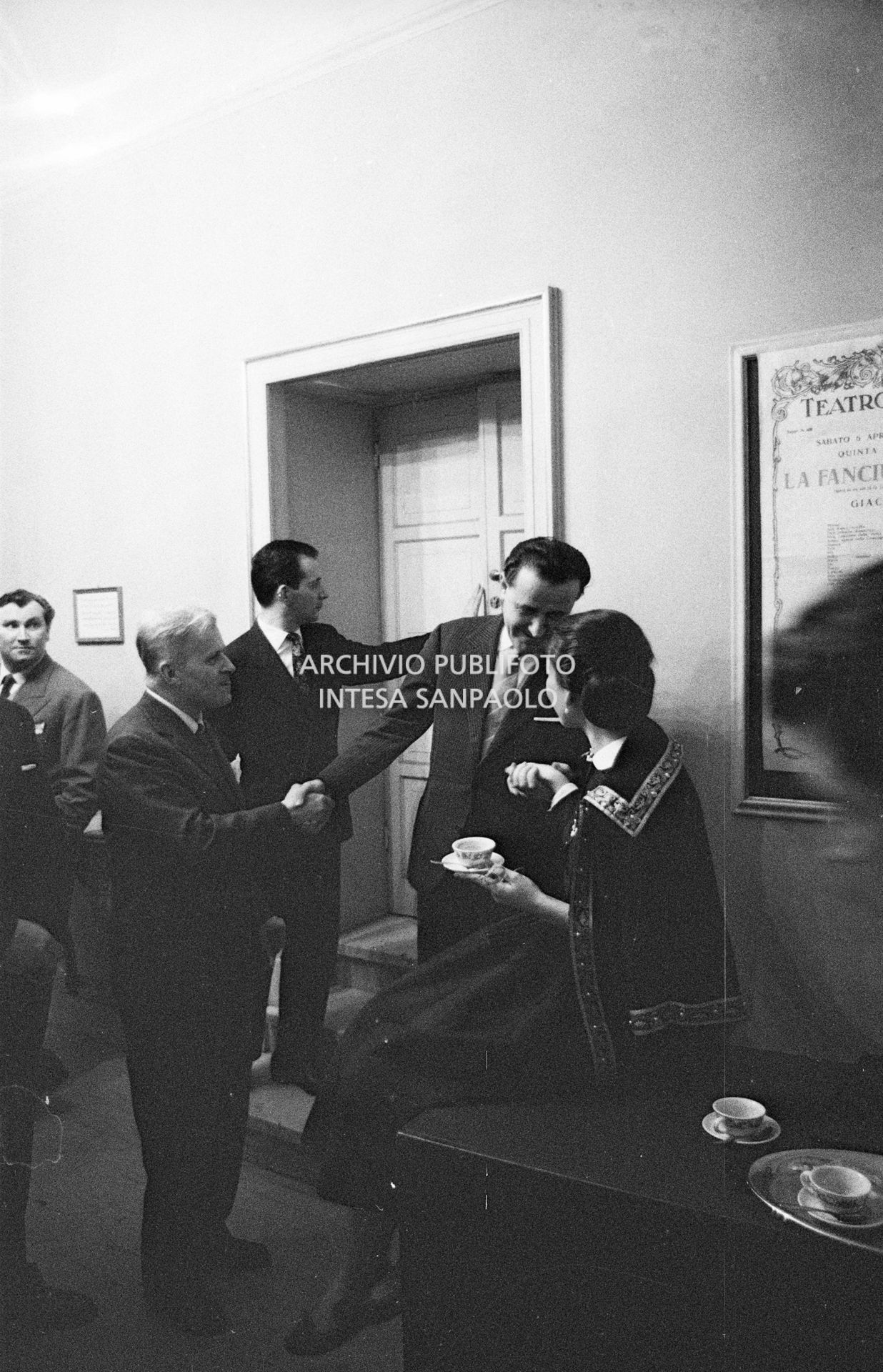 Una pausa delle prove dell'opera "Anna Bolena" al Teatro alla Scala: da destra Maria Callas, Luchino Visconti, Gianandrea Gavazzeni e Nicola Rossi-Lemeni (primo a sinistra)