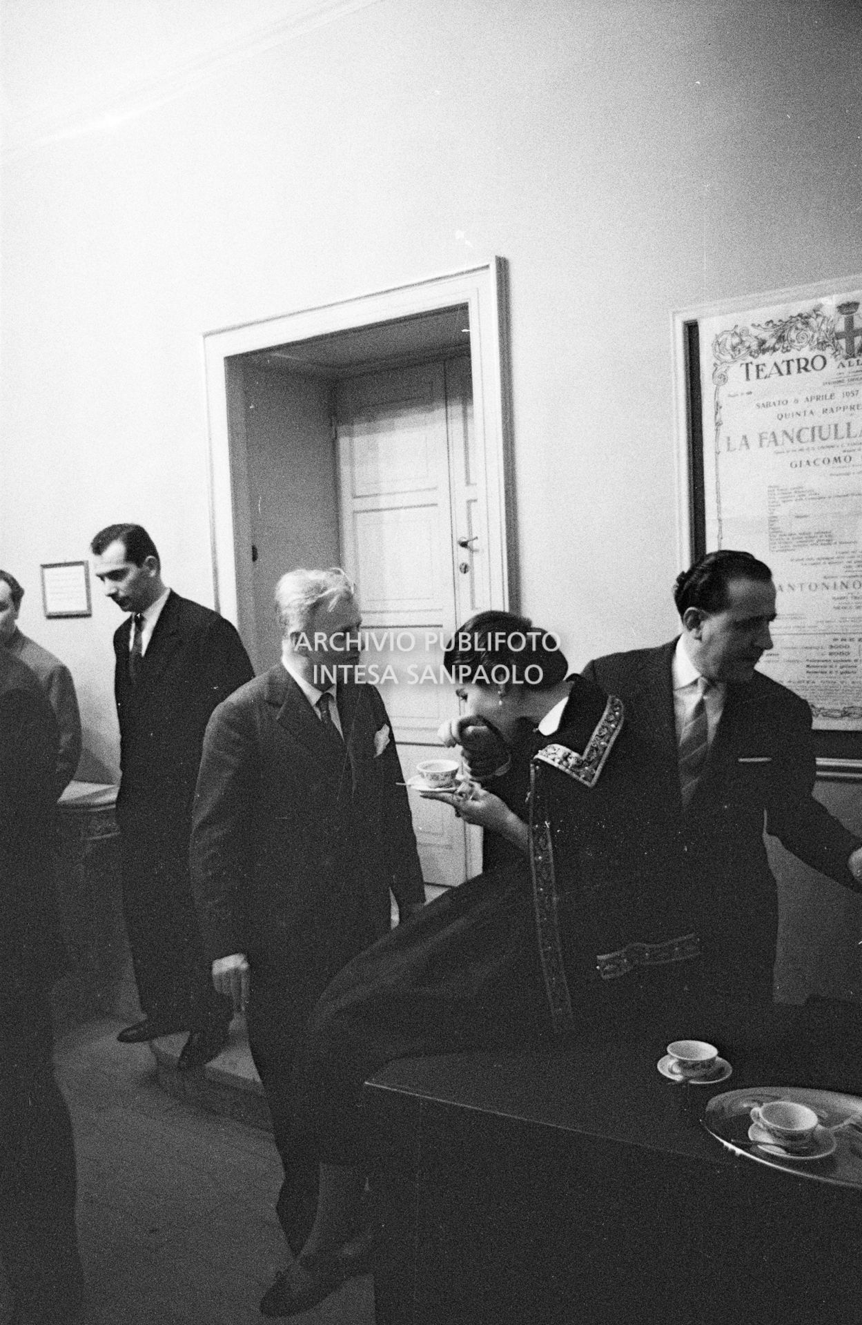 Una pausa delle prove dell'opera "Anna Bolena" al Teatro alla Scala: da destra Gianni Raimondi, Maria Callas e Gianandrea Gavazzeni