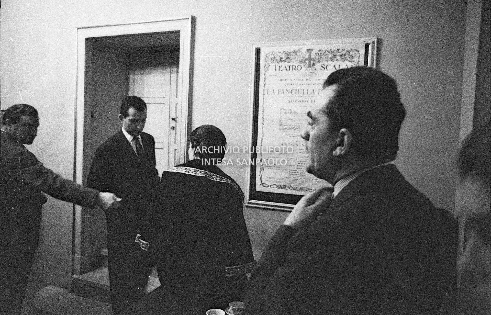 Una pausa delle prove dell'opera "Anna Bolena" al Teatro alla Scala: in primo piano Luchino Visconti, al centro Maria Callas