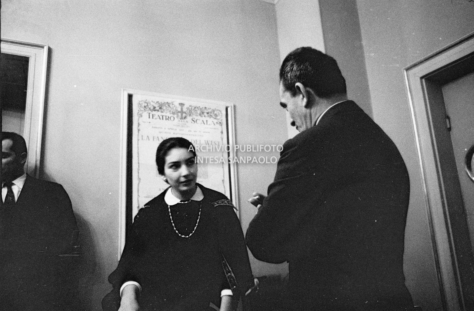 Maria Callas e Luchino Visconti in una pausa delle prove dell'opera "Anna Bolena" al Teatro alla Scala