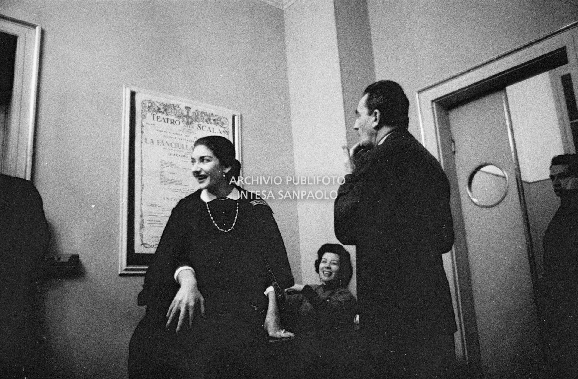 Maria Callas, Giulietta Simionato e Luchino Visconti in una pausa delle prove dell'opera "Anna Bolena" al Teatro alla Scala