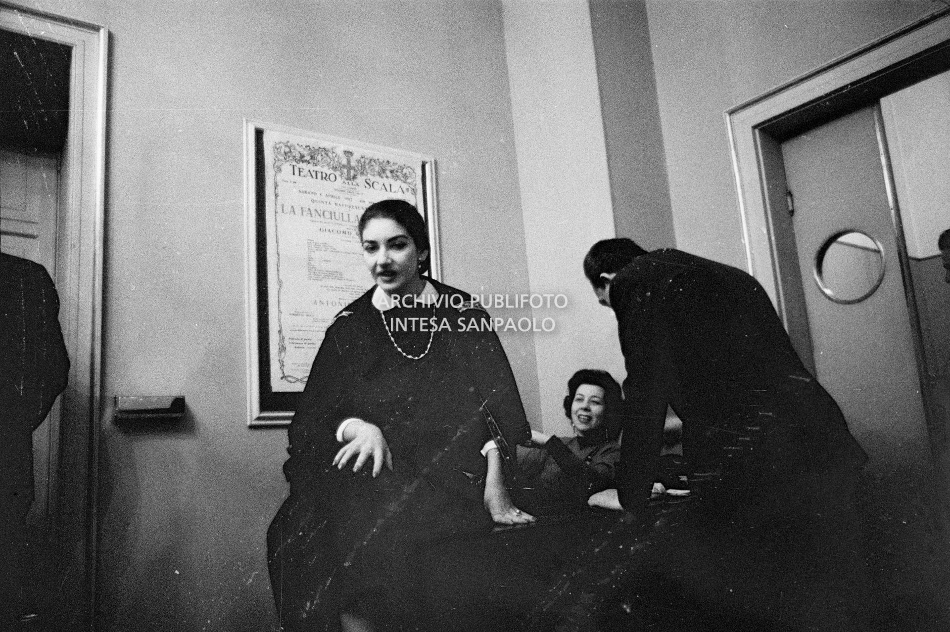 Maria Callas, Giulietta Simionato e Luchino Visconti in una pausa delle prove dell'opera "Anna Bolena" al Teatro alla Scala