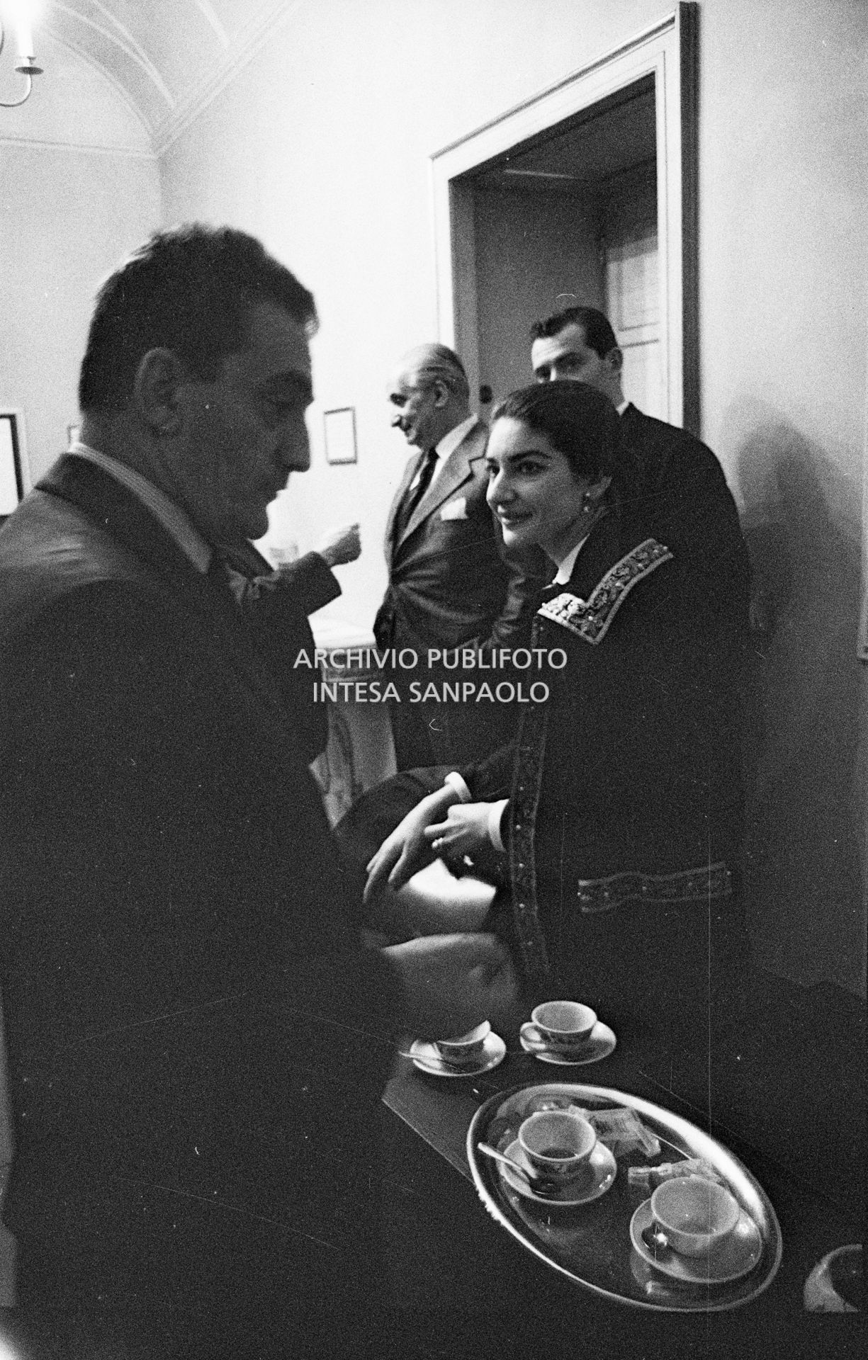 Luchino Visconti, Maria Callas, e Gian Battista Meneghini, tra gli altri, in una pausa delle prove dell'opera "Anna Bolena" al Teatro alla Scala