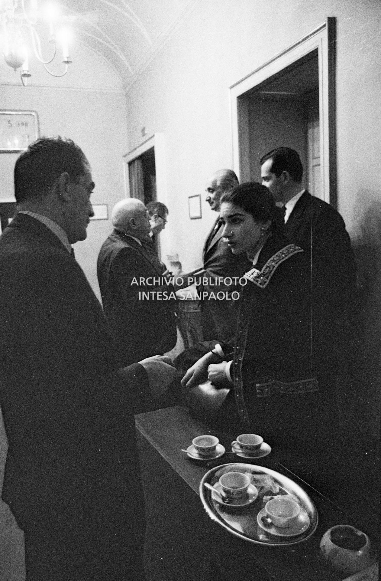 Una pausa delle prove dell'opera "Anna Bolena" al Teatro alla Scala: in primo piano Luchino Visconti e Maria Callas