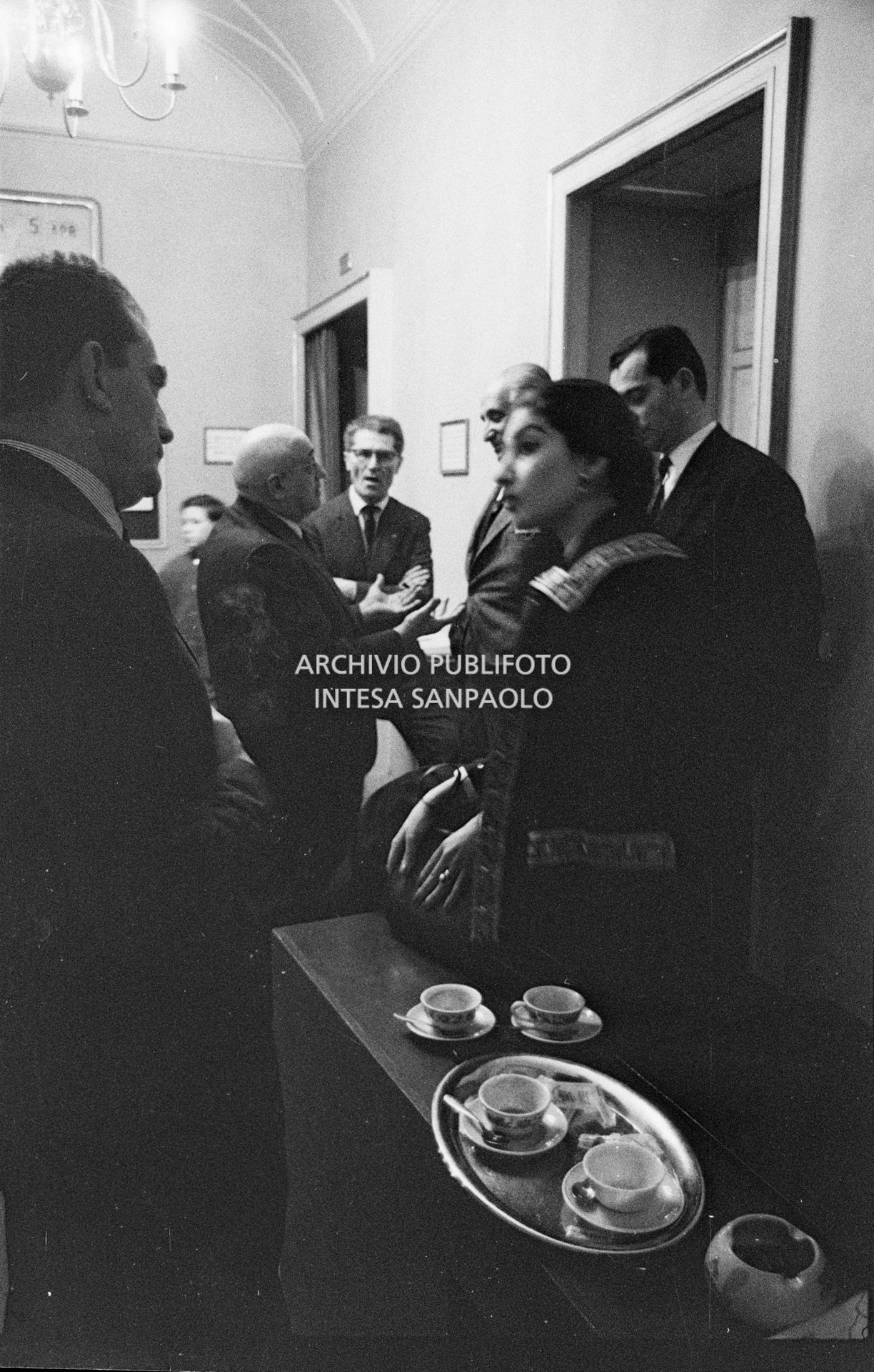 Una pausa delle prove dell'opera "Anna Bolena" al Teatro alla Scala: in primo piano Luchino Visconti e Maria Callas