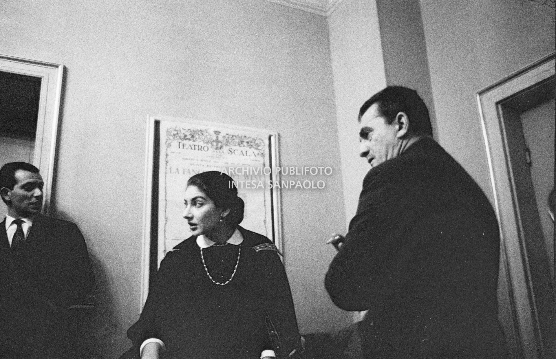 Maria Callas e Luchino Visconti in una pausa delle prove dell'opera "Anna Bolena" al Teatro alla Scala