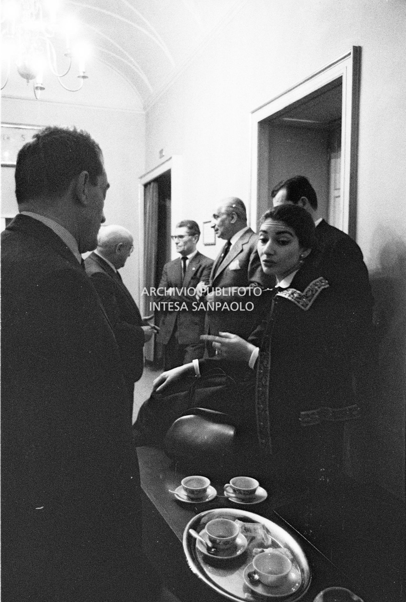 Luchino Visconti, Maria Callas, e Gian Battista Meneghini, tra gli altri, in una pausa delle prove dell'opera "Anna Bolena" al Teatro alla Scala