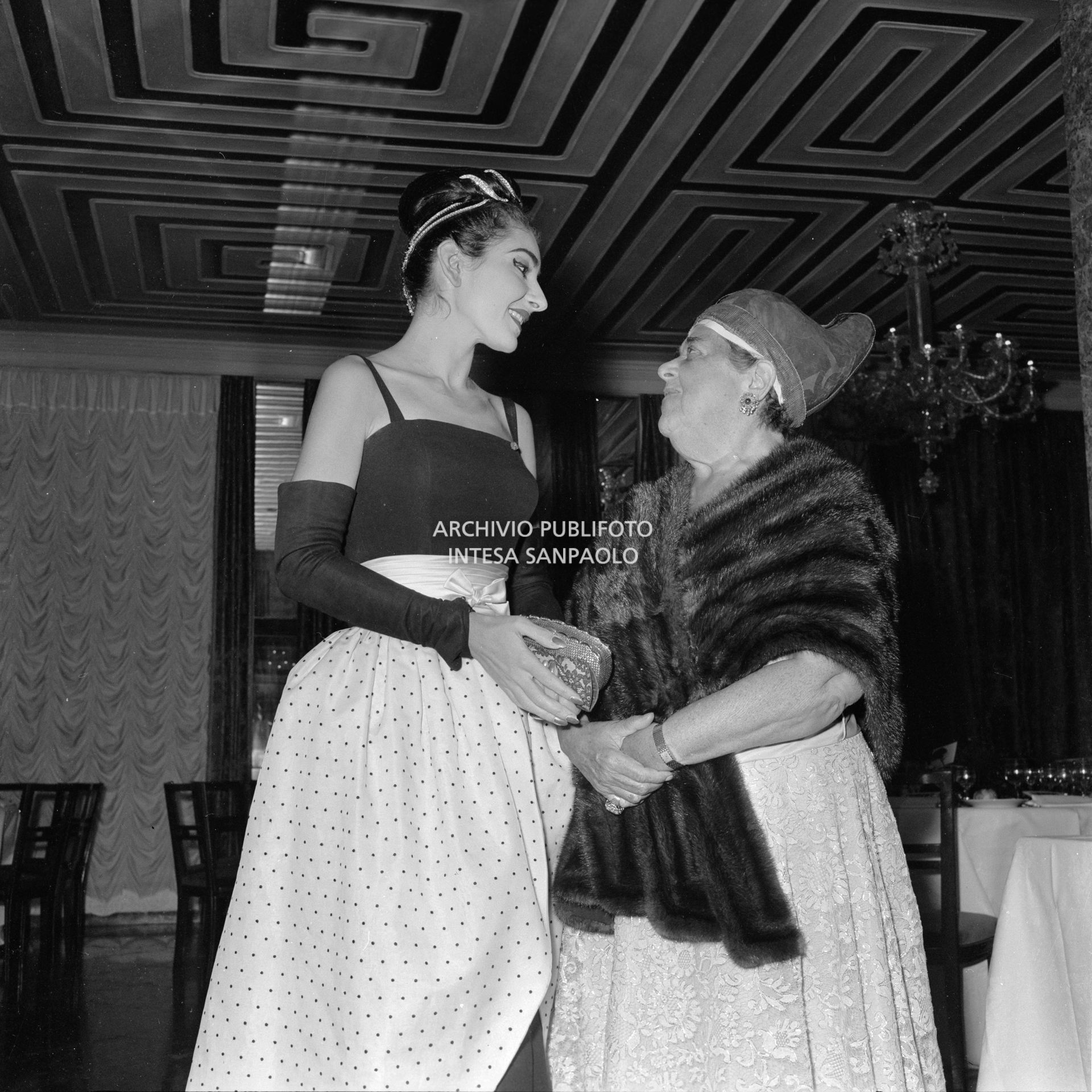 Maria Callas in compagnia di Elsa Maxwell al ricevimento che quest'ultima ha organizzato in suo onore