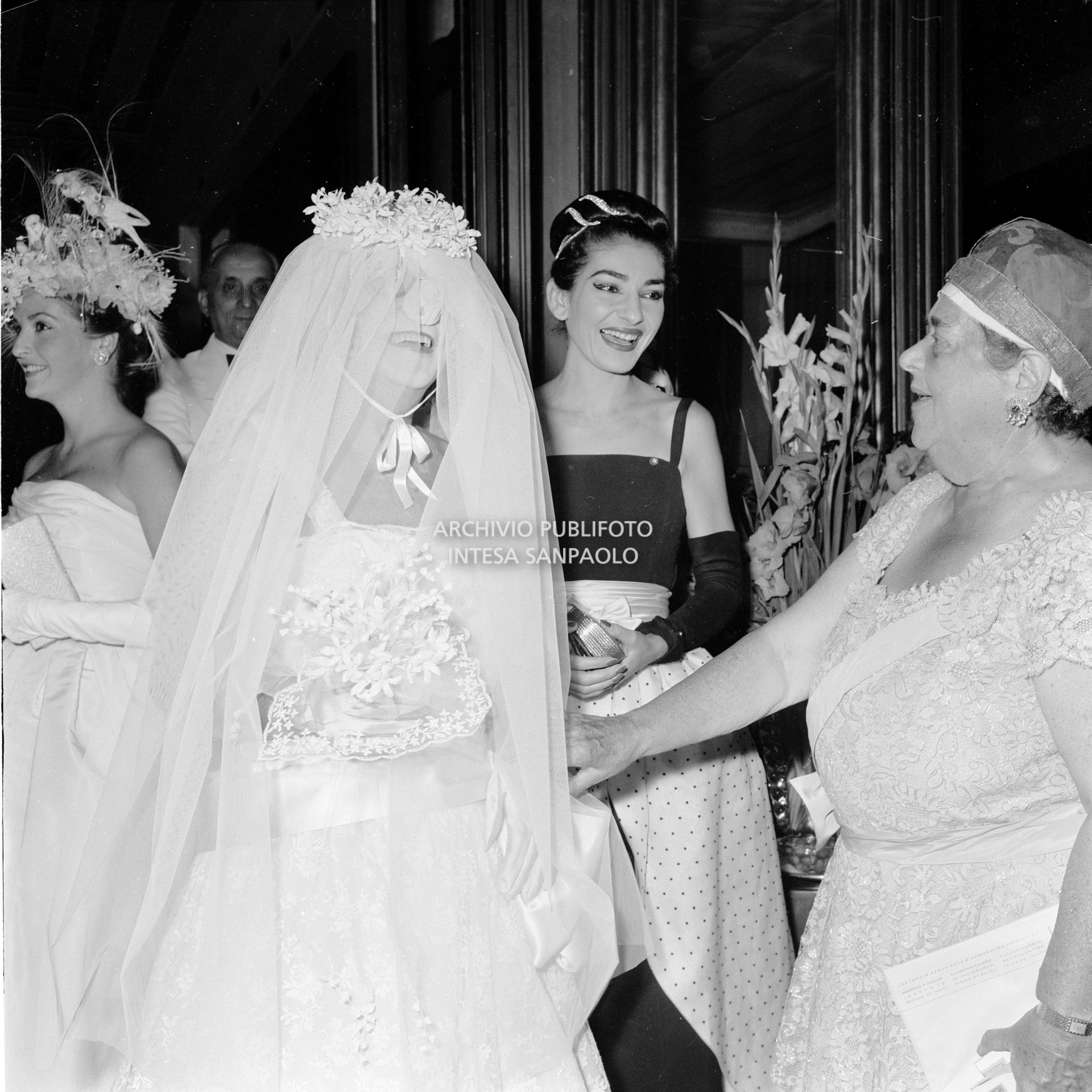 Elsa Maxwell, al ricevimento che ha organizzato in onore di Maria Callas, scherza con la baronessa Lillian Lo Monaco; dietro di lei la soprano