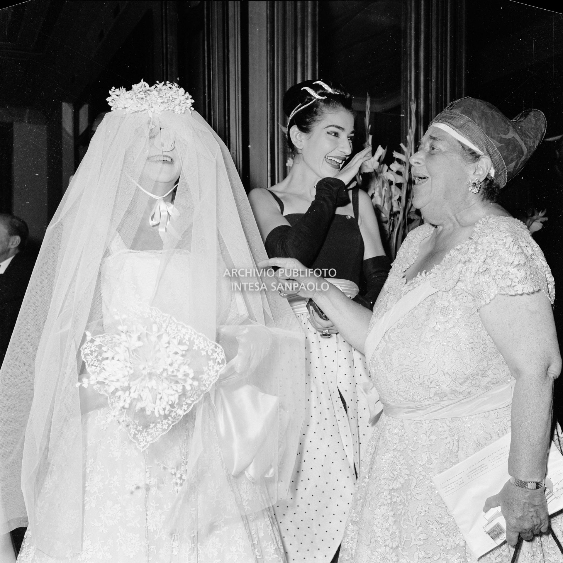 Elsa Maxwell, al ricevimento che ha organizzato in onore di Maria Callas, scherza con la baronessa Lillian Lo Monaco; dietro di lei la soprano