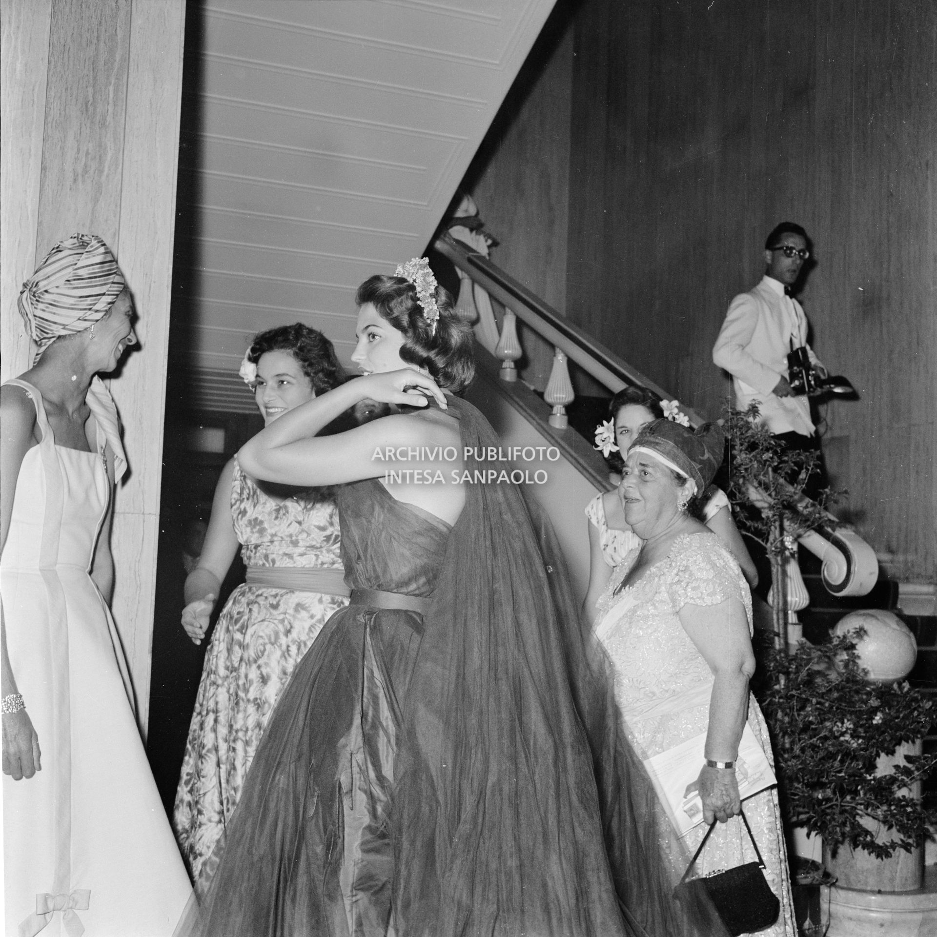 Elsa Maxwell e Ira von Fürstenberg tra altri invitati al ricevimento organizzato in onore della soprano